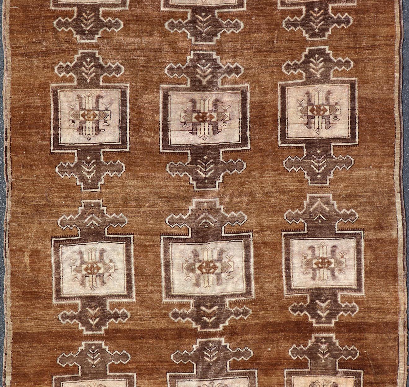 Noué à la main Tapis Kars turc vintage avec des tons doux de brun, beige et crème 7'6 x 11'5 en vente