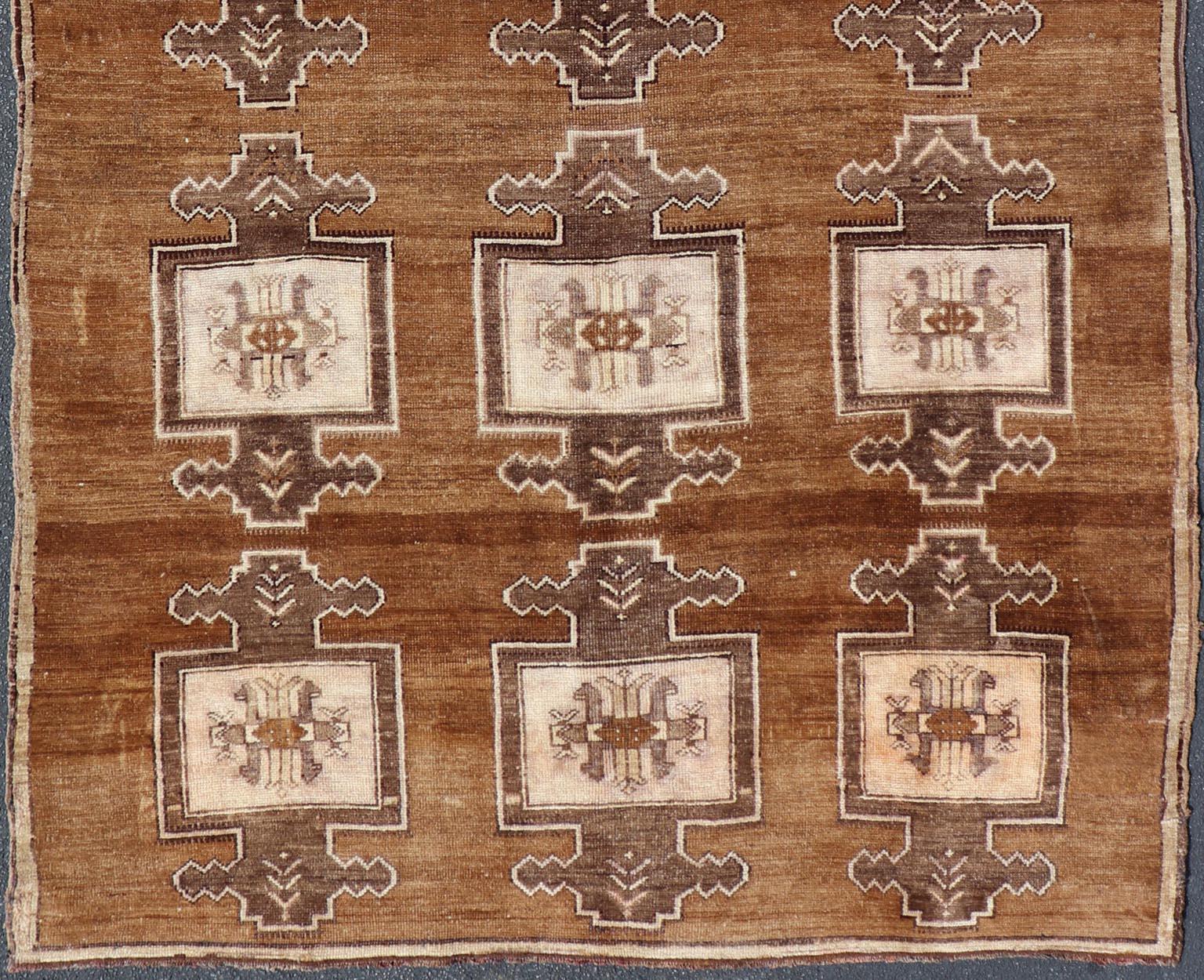 Tapis Kars turc vintage avec des tons doux de brun, beige et crème 7'6 x 11'5 Bon état - En vente à Atlanta, GA