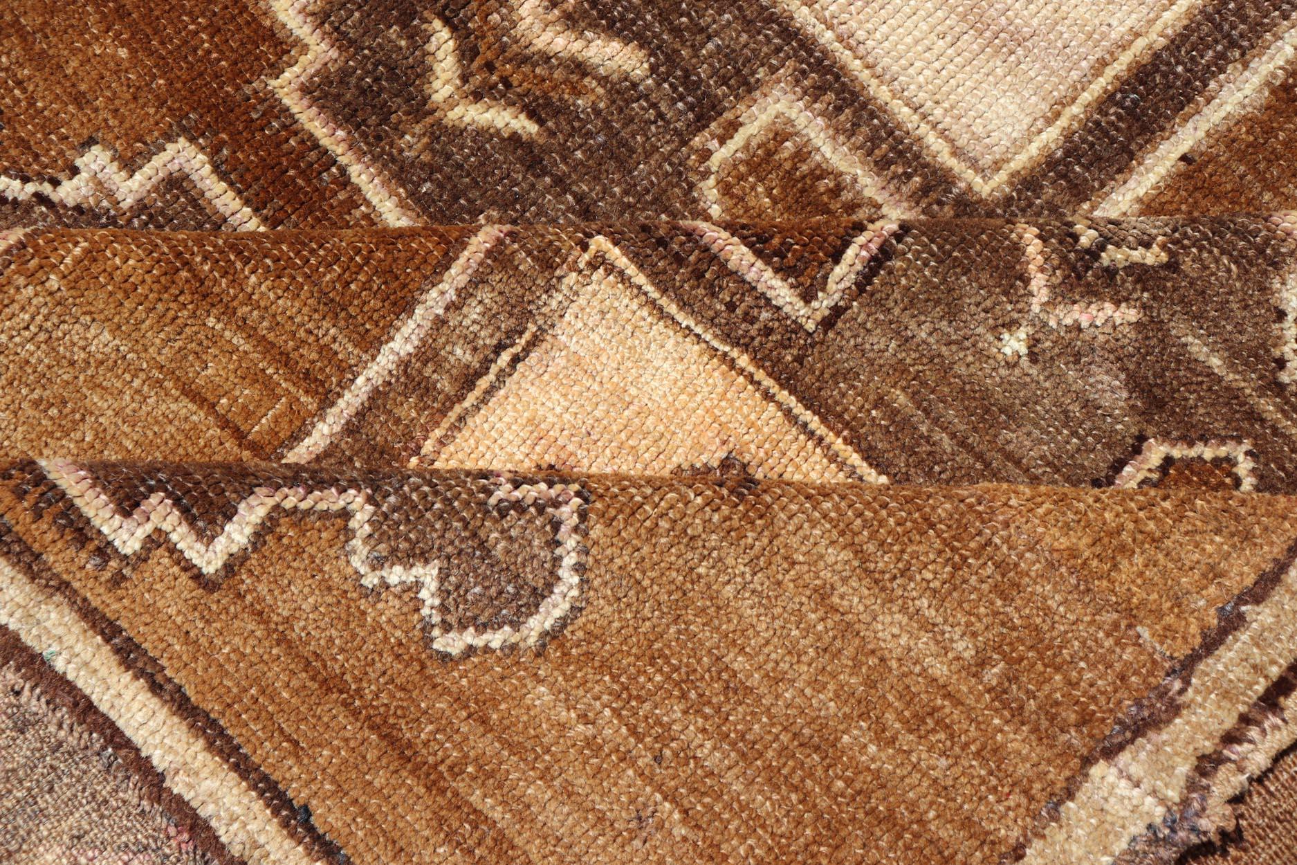 20ième siècle Tapis Kars turc vintage avec des tons doux de brun, beige et crème 7'6 x 11'5 en vente