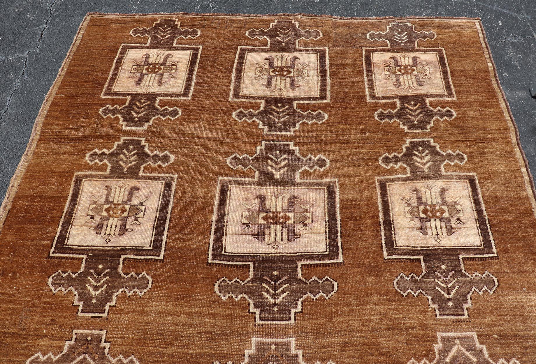 Tapis Kars turc vintage avec des tons doux de brun, beige et crème 7'6 x 11'5 en vente 1