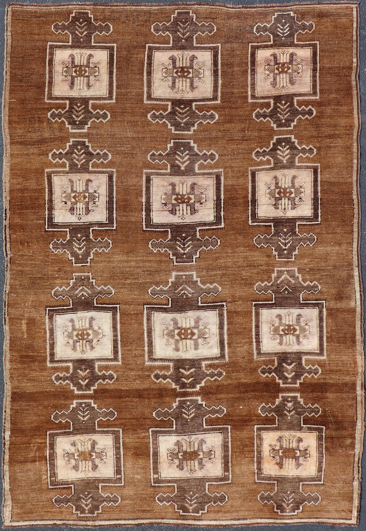 Tapis Kars turc vintage avec des tons doux de brun, beige et crème 7'6 x 11'5 en vente