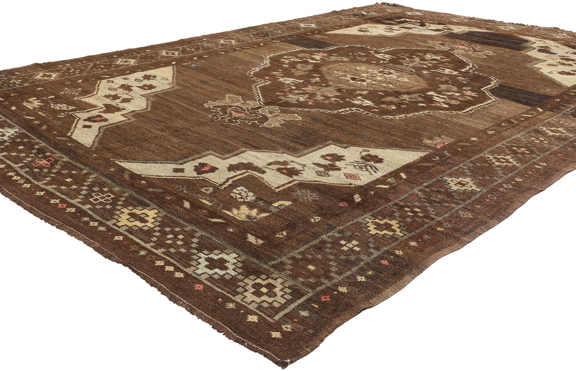 50748 Tapis Kars turc vintage, 07'04 x 11'05. Originaires de la ville historique de Kars, nichée dans le nord-est de la Turquie, les tapis de Kars sont d'exquis trésors tissés à la main, imprégnés de tradition. Fabriqués par des maîtres artisans
