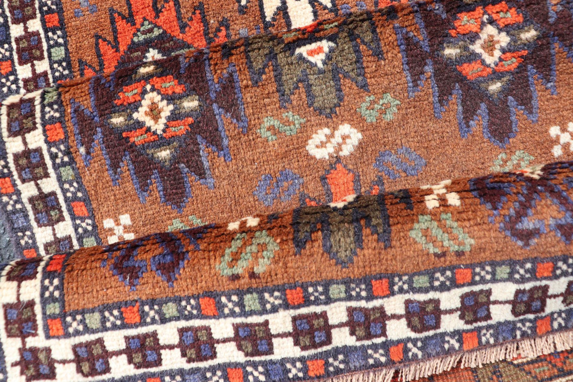 Tapis de couloir Kars turc vintage avec motif tribal dans les couleurs orange-marron en vente 3