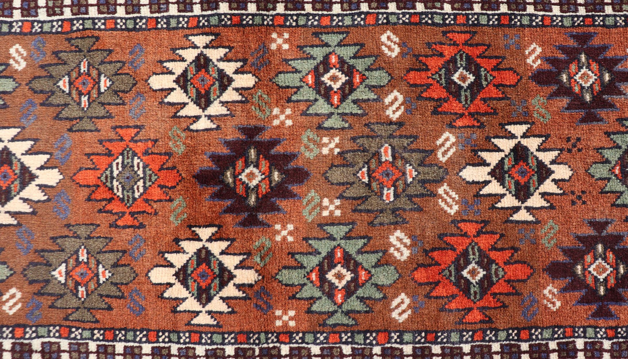Tapis de couloir Kars turc vintage avec motif tribal dans les couleurs orange-marron en vente 1