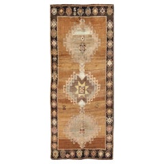 Tapis de couloir vintage turc Kars à médaillon tribal en camel, marron et taupe