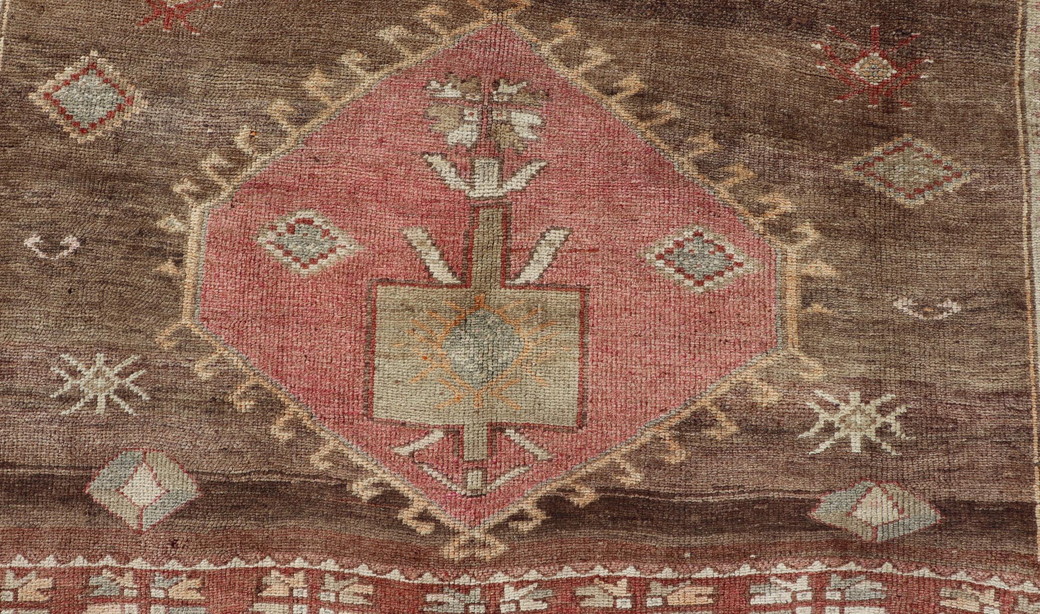 Türkischer Kars-Stammesteppich in Erdtönen mit Rottönen, Vintage  8'2 x 11'10 im Angebot 3