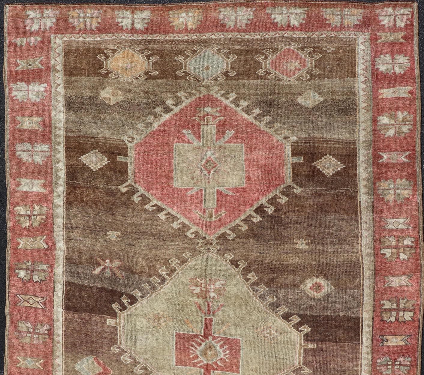 Türkischer Kars-Stammesteppich in Erdtönen mit Rottönen, Vintage  8'2 x 11'10 im Angebot 5