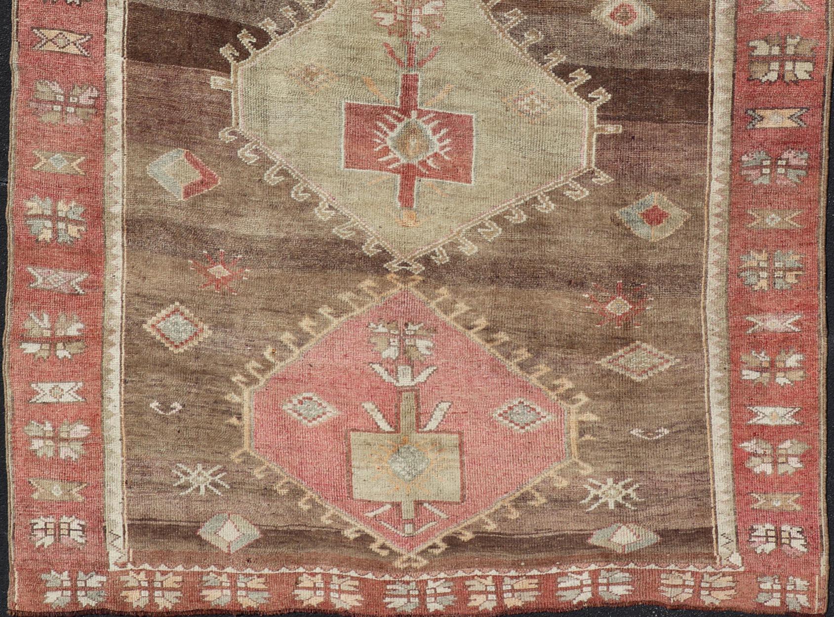 Türkischer Kars-Stammesteppich in Erdtönen mit Rottönen, Vintage  8'2 x 11'10 im Angebot 7