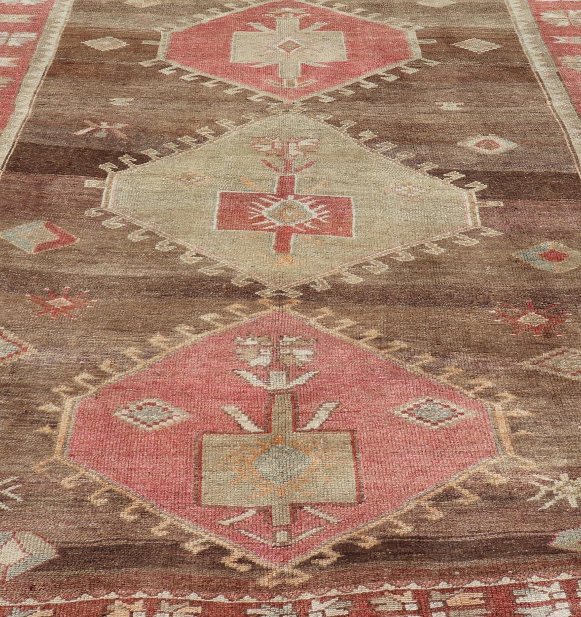 Maßnahmen: 8'2 x 11'10 Vintage türkischen Kars Stammes-Teppich in erdigen Tönen mit Rottönen. Keivan Woven Arts / Teppich / EN-15899, Herkunftsland / Typ: Türkei / Kars.
Eine auffällige Ergänzung für jede Sammlung oder Wohnkultur, die durch ihre