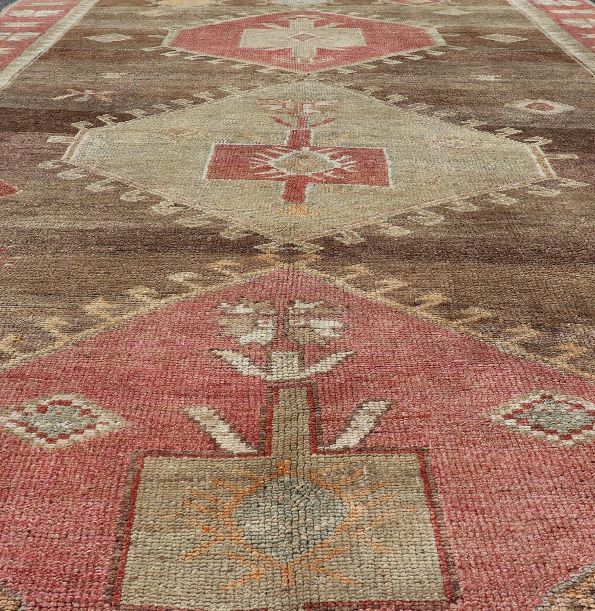 Türkischer Kars-Stammesteppich in Erdtönen mit Rottönen, Vintage  8'2 x 11'10 (Oushak) im Angebot