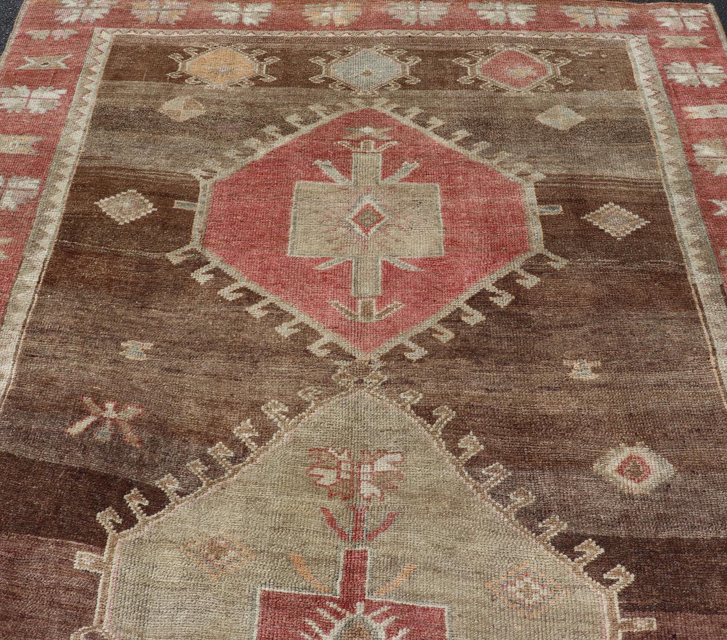 Türkischer Kars-Stammesteppich in Erdtönen mit Rottönen, Vintage  8'2 x 11'10 (Handgeknüpft) im Angebot