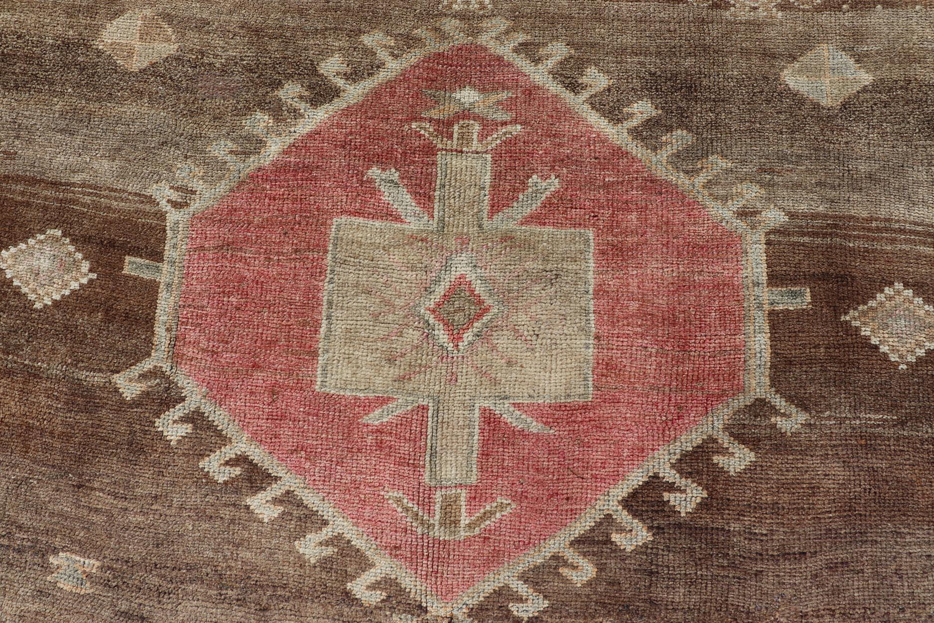 Türkischer Kars-Stammesteppich in Erdtönen mit Rottönen, Vintage  8'2 x 11'10 (20. Jahrhundert) im Angebot