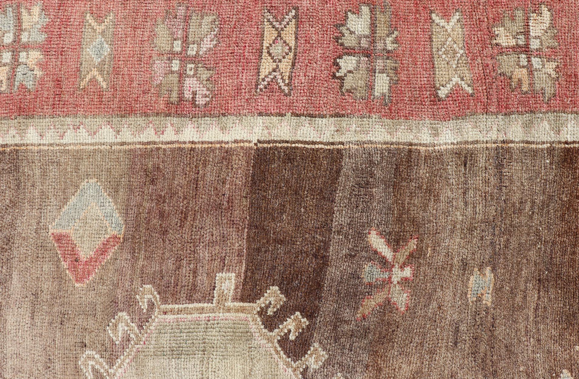 Türkischer Kars-Stammesteppich in Erdtönen mit Rottönen, Vintage  8'2 x 11'10 im Angebot 1