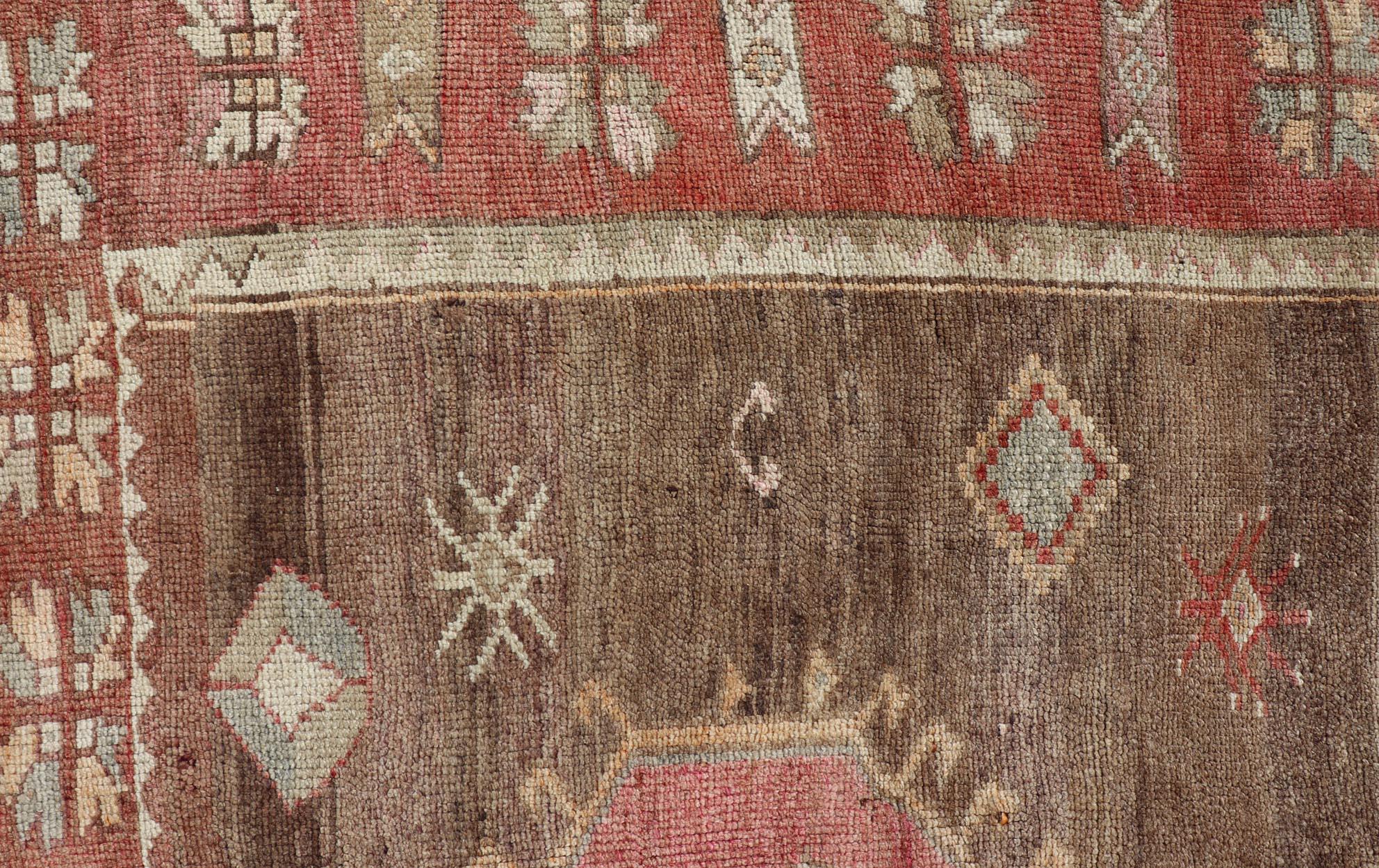 Türkischer Kars-Stammesteppich in Erdtönen mit Rottönen, Vintage  8'2 x 11'10 im Angebot 2