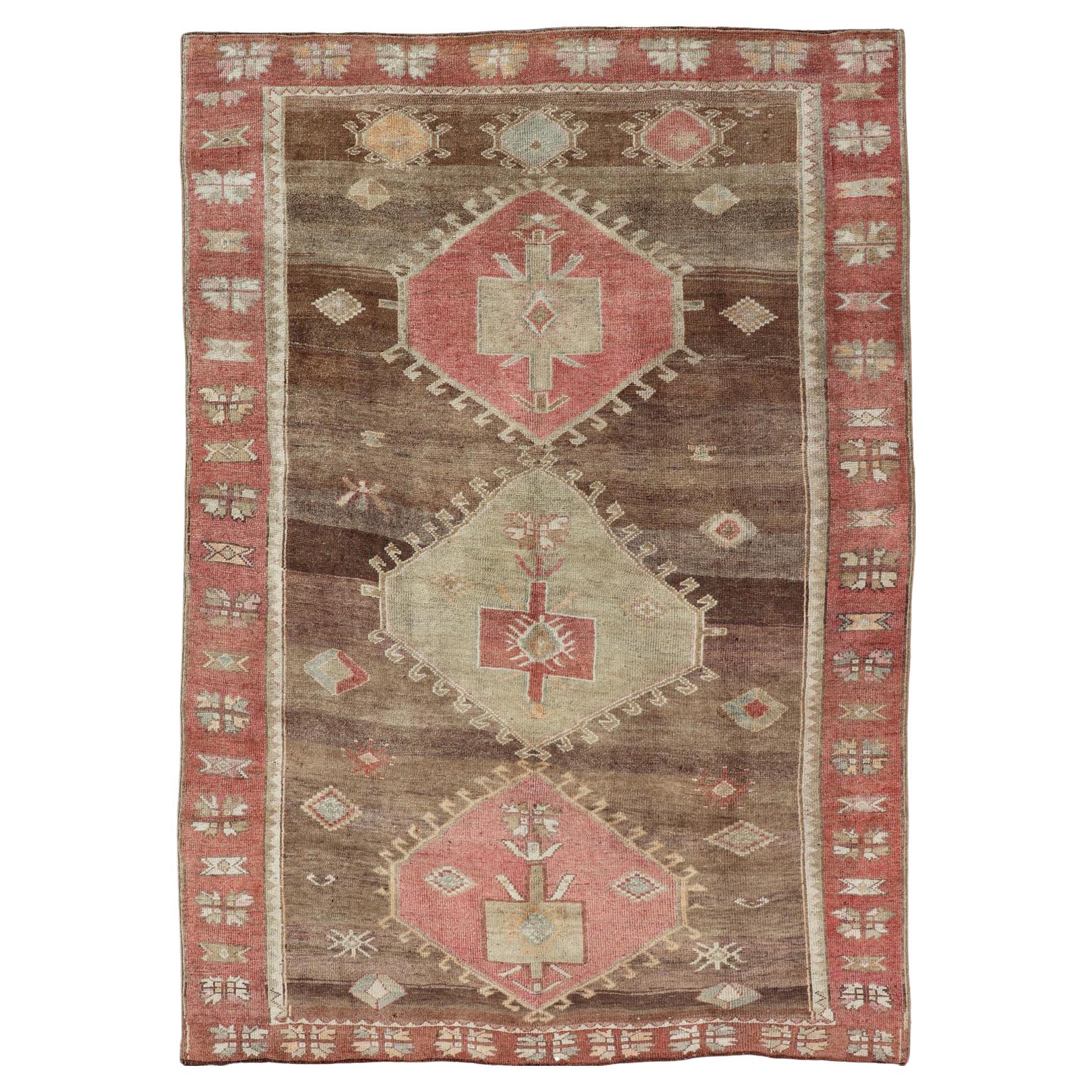Türkischer Kars-Stammesteppich in Erdtönen mit Rottönen, Vintage  8'2 x 11'10