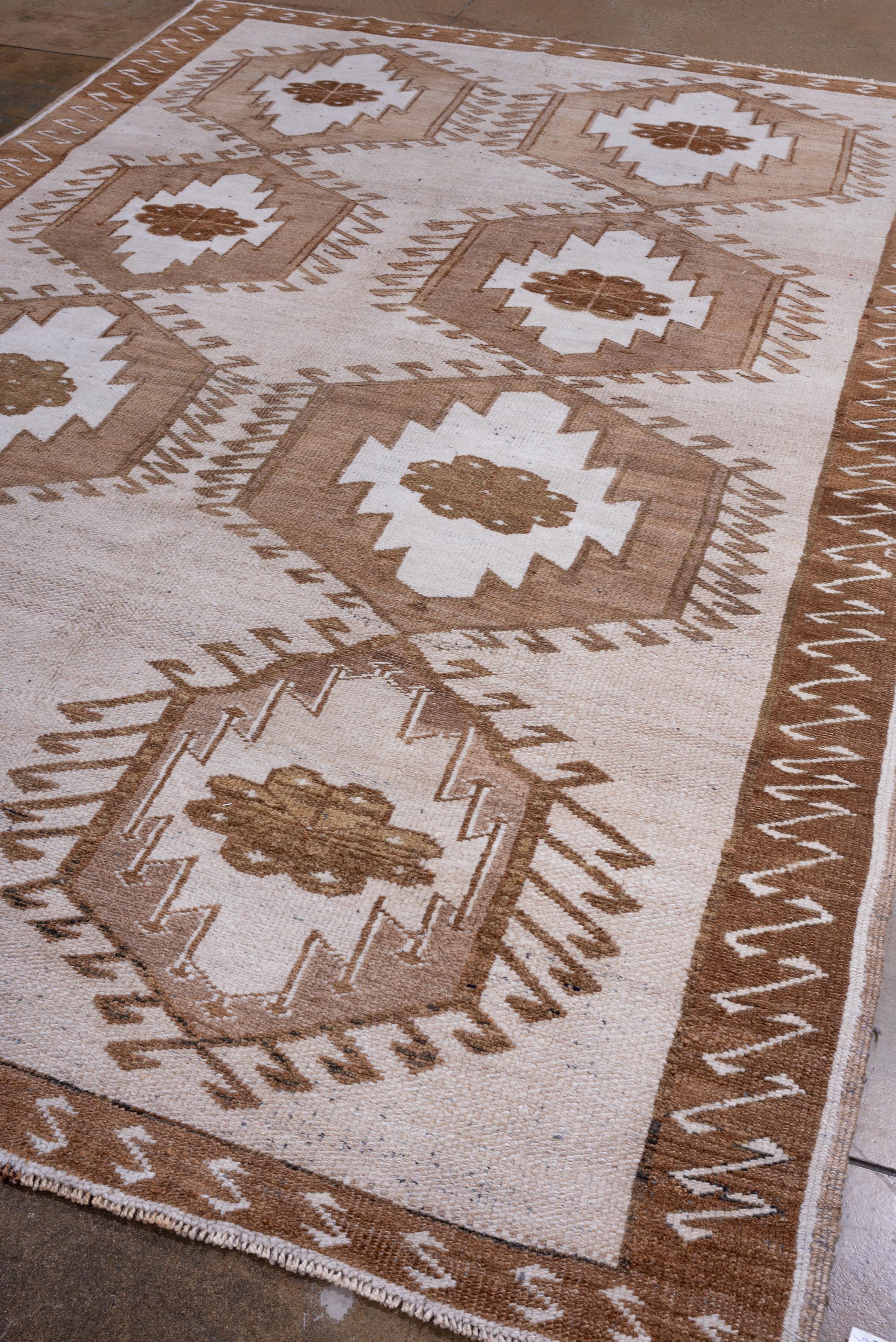 Turco Kars turco vintage con campo ecrù e bordo Zig Zag in vendita