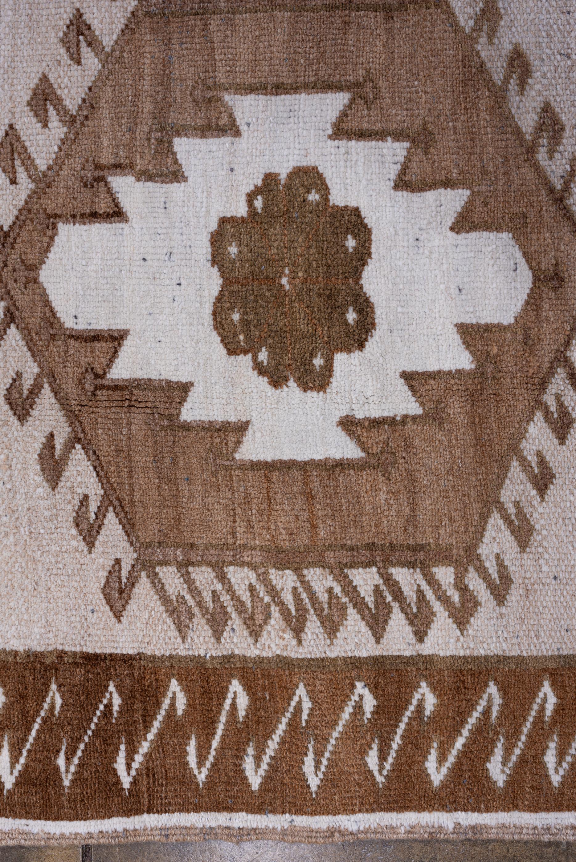 Kars turco vintage con campo ecrù e bordo Zig Zag In condizioni buone in vendita a New York, NY
