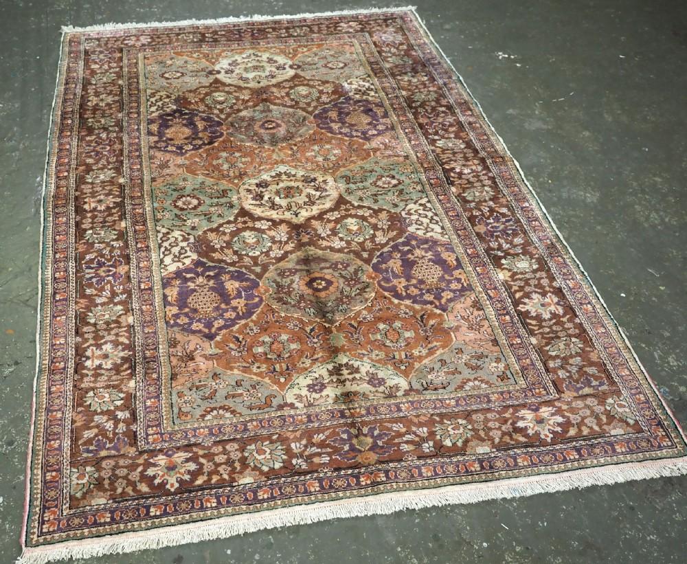 Anatolischer Kayseri-Teppich aus Kunstseide, wunderschön gezeichnet mit einem sich wiederholenden floralen Muster
Um 1930

Art Silk