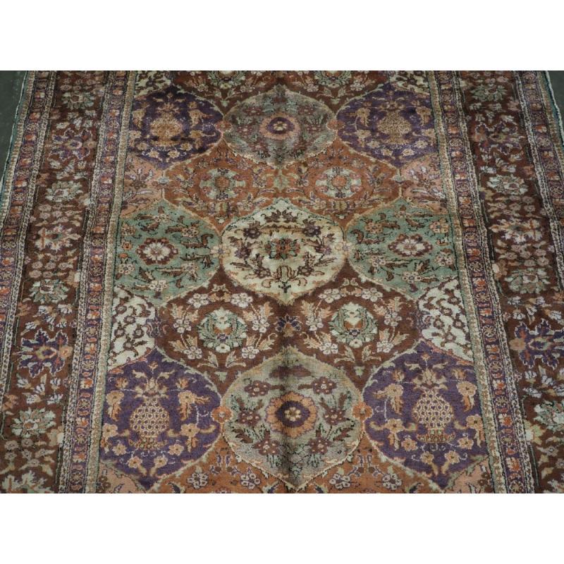 Türkischer Kayseri-Teppich „Art Seide“ im Vintage-Stil mit Repeat-Blumenmuster, um 1930 (20. Jahrhundert) im Angebot