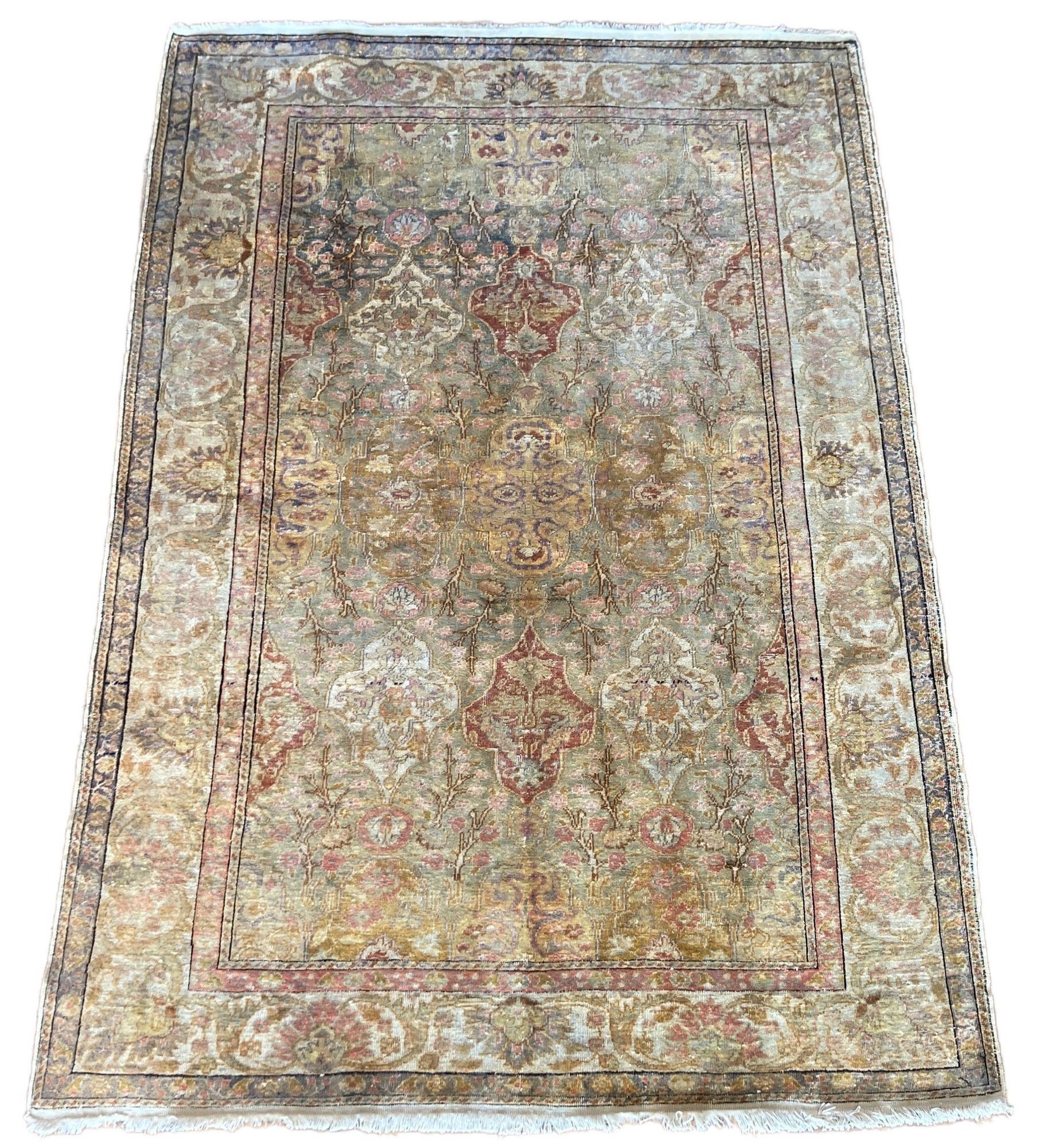 Un favoloso tappeto vintage in seta, tessuto a mano a Kayseri, nella Turchia centrale, intorno al 1960, con un disegno di scudi a tutto campo in morbide tonalità pastello. Tessuto molto finemente in seta su una base di cotone.
Dimensioni: 1,65m x