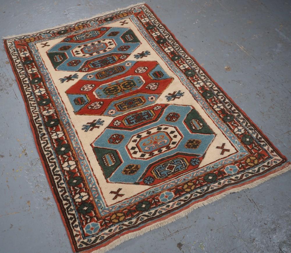 Alttürkischer Teppich aus der Region Kars mit dreifachem kaukasischem Achteck-Medaillon-Muster
CIRCA 1960

Der Teppich hat drei mehrfarbige achteckige Medaillons auf einem elfenbeinfarbenen Grund Die traditionellen Bordüren rahmen den Teppich gut