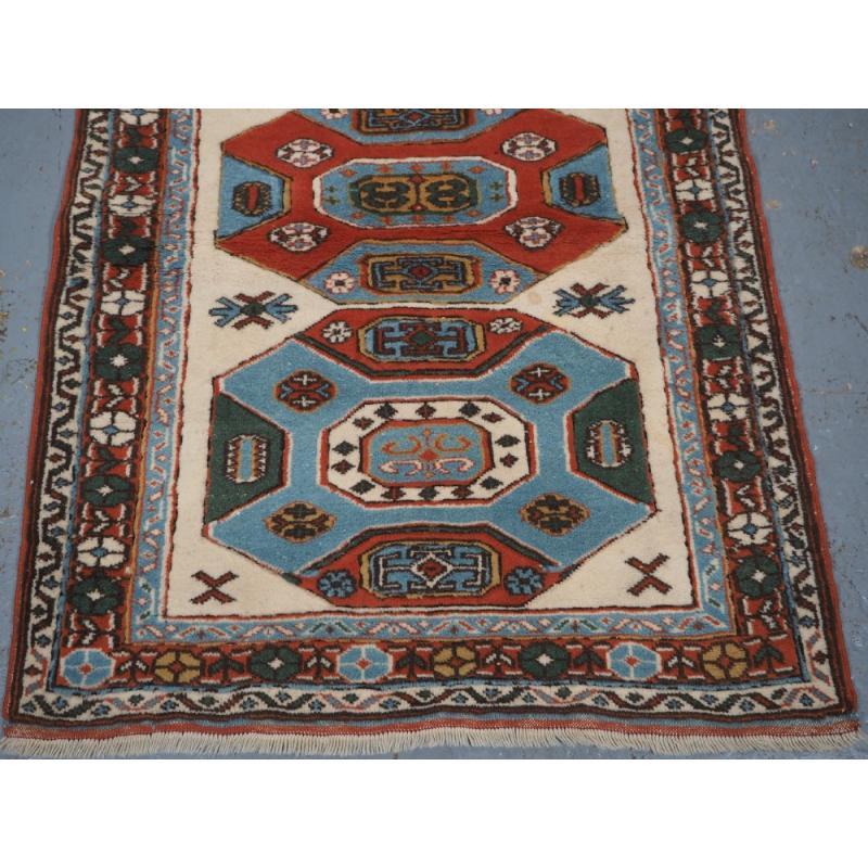 Türkischer Kazak-Teppich in kleiner Größe, achteckiges Design, um 1960 im Zustand „Hervorragend“ im Angebot in Moreton-In-Marsh, GB