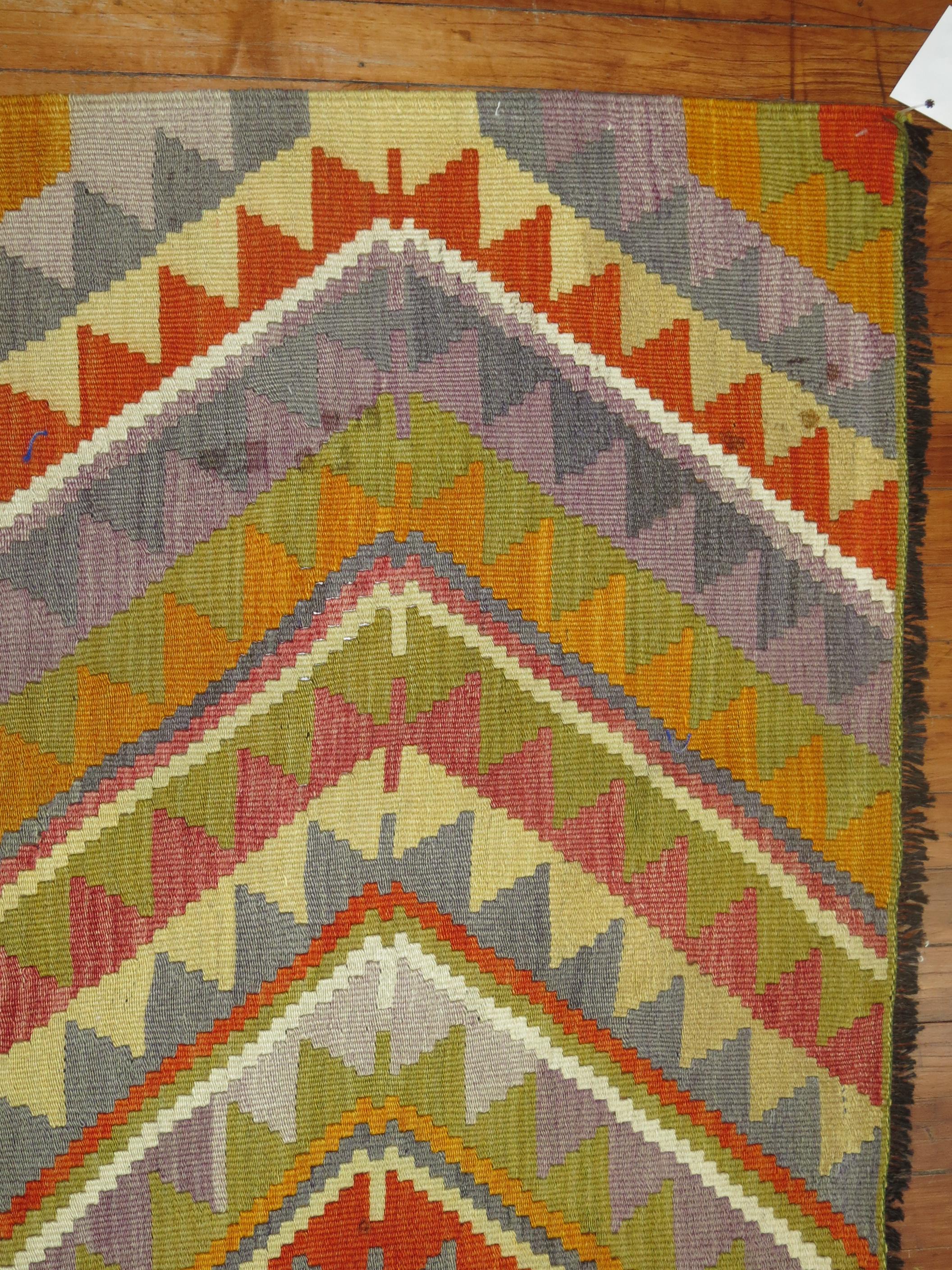Vintage Turkish Kilim 6' x 10' In Good Condition For Sale In New York, NY
