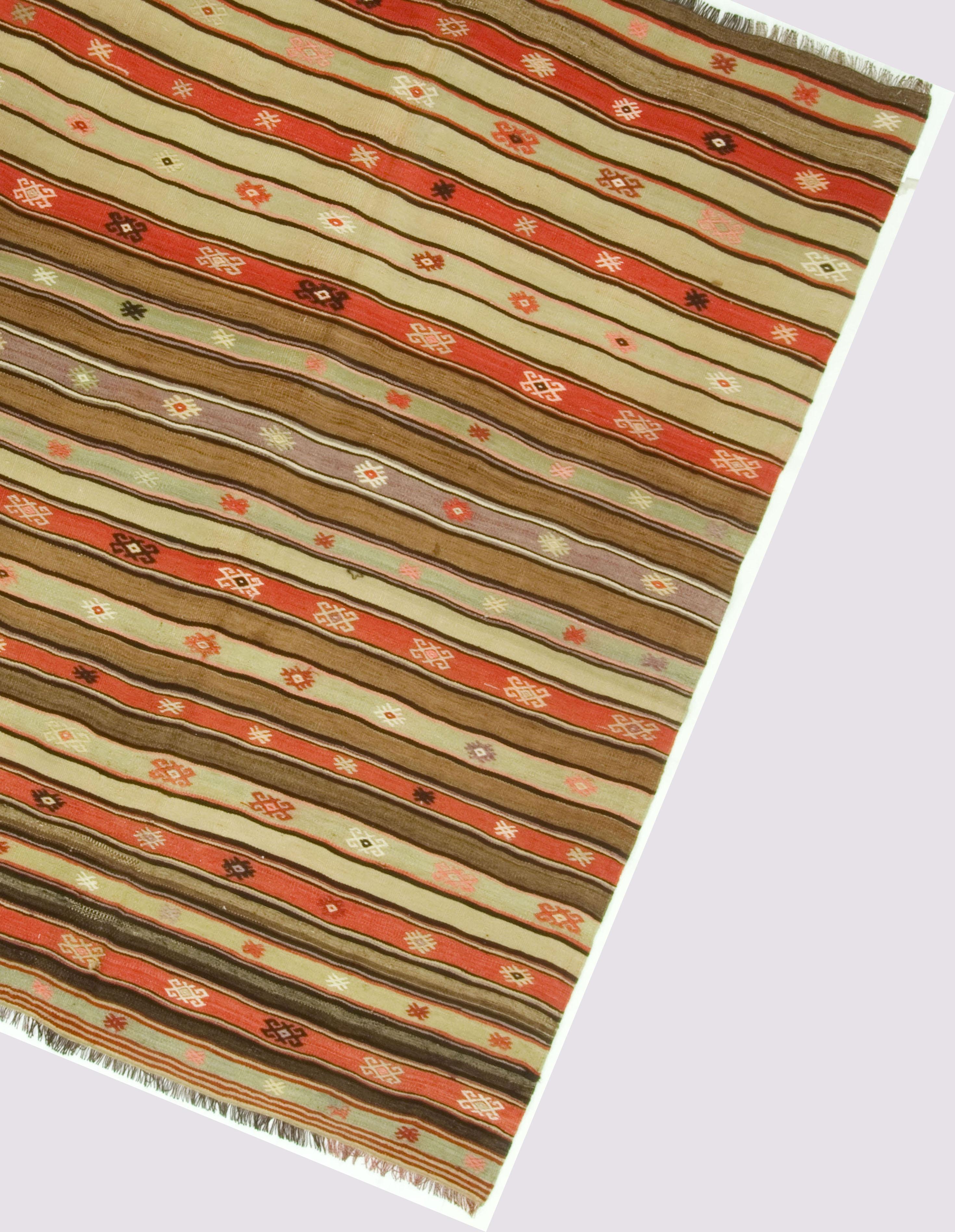 Vintage Turkish Kilim Area Rug 5'5 x 7' In Good Condition For Sale In New York, NY