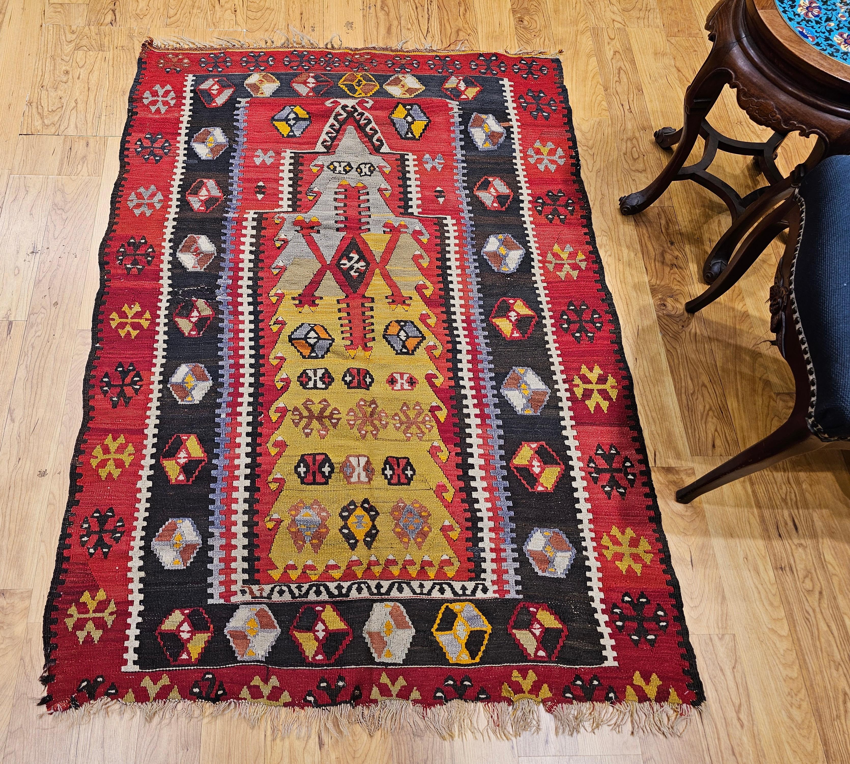 Türkischer Kilim-Teppich mit Gebetsmuster in blassgrün, gelb und schwarz im Angebot 5