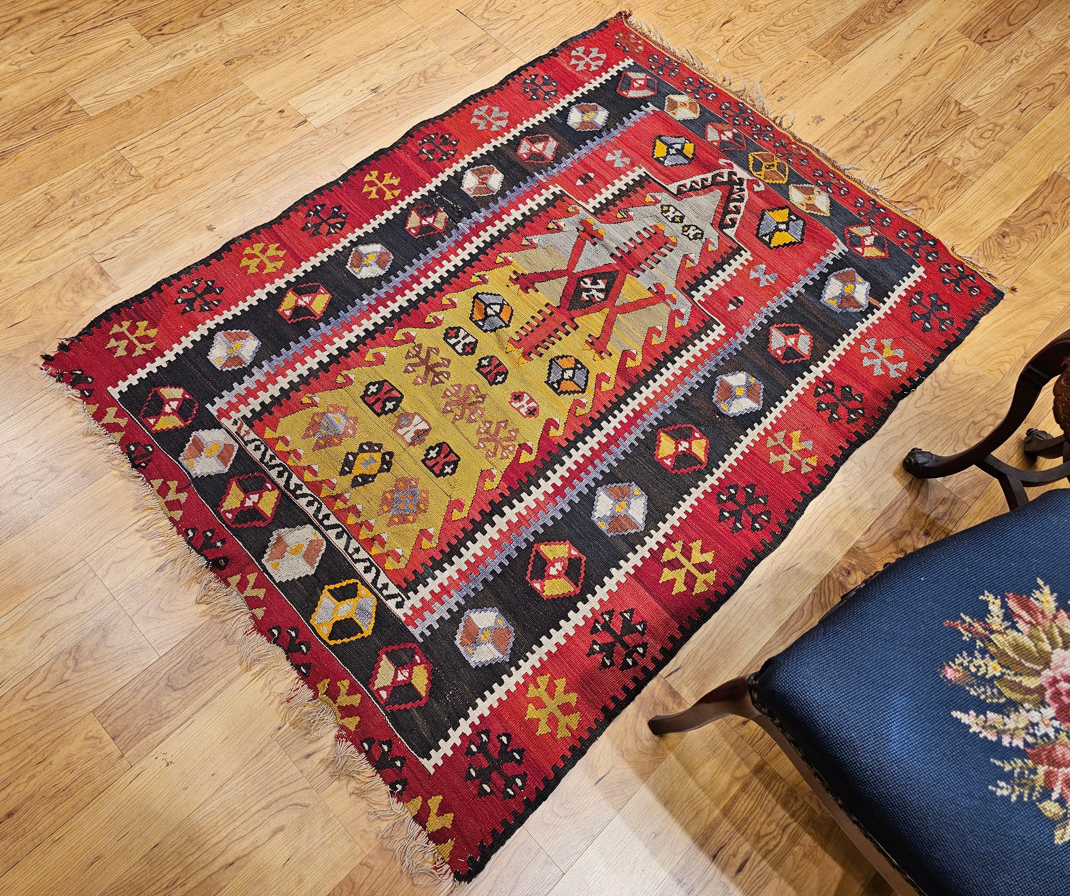Türkischer Kilim-Teppich mit Gebetsmuster in blassgrün, gelb und schwarz im Angebot 6