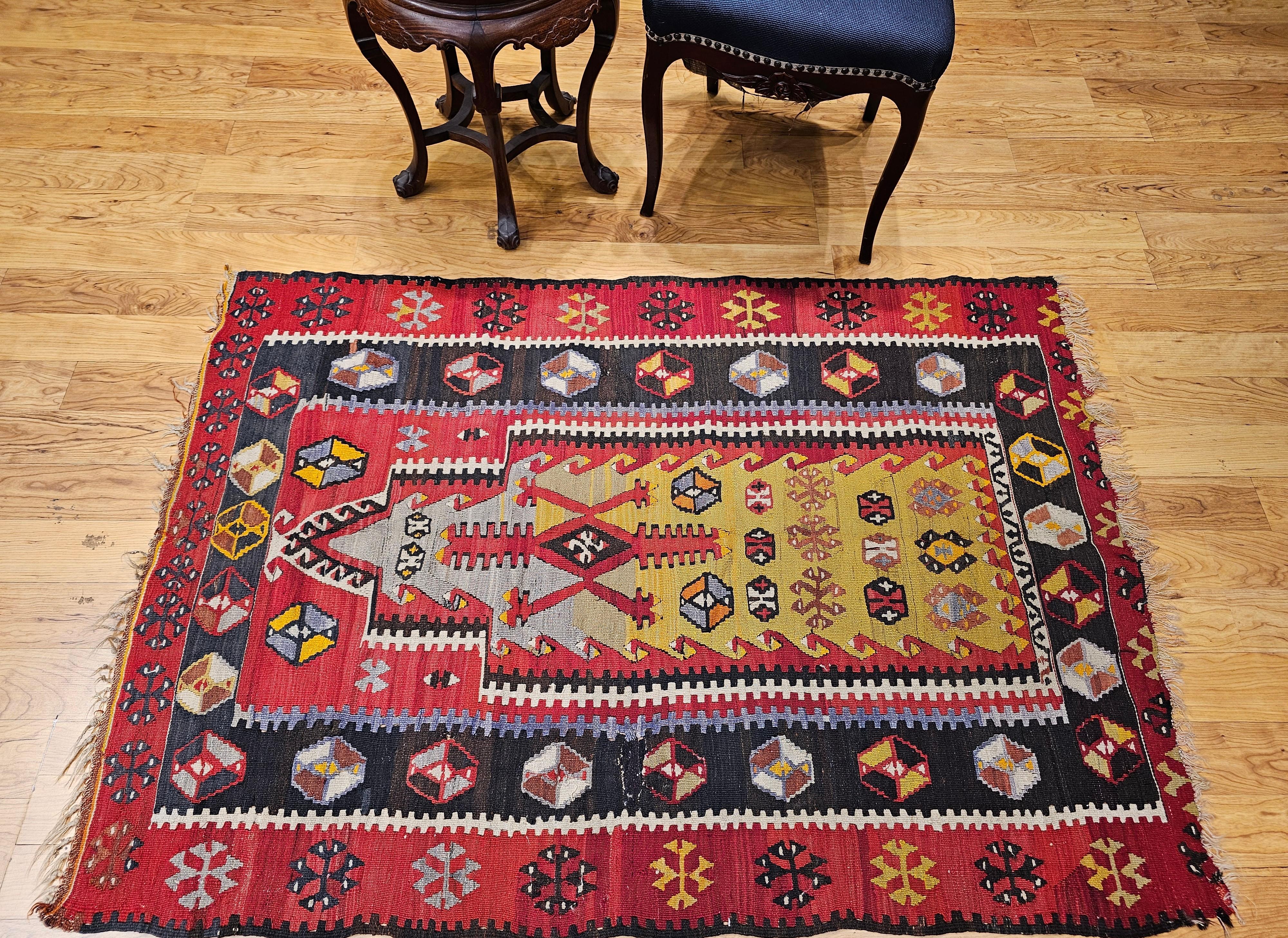 Türkischer Kilim-Teppich mit Gebetsmuster in blassgrün, gelb und schwarz im Angebot 7