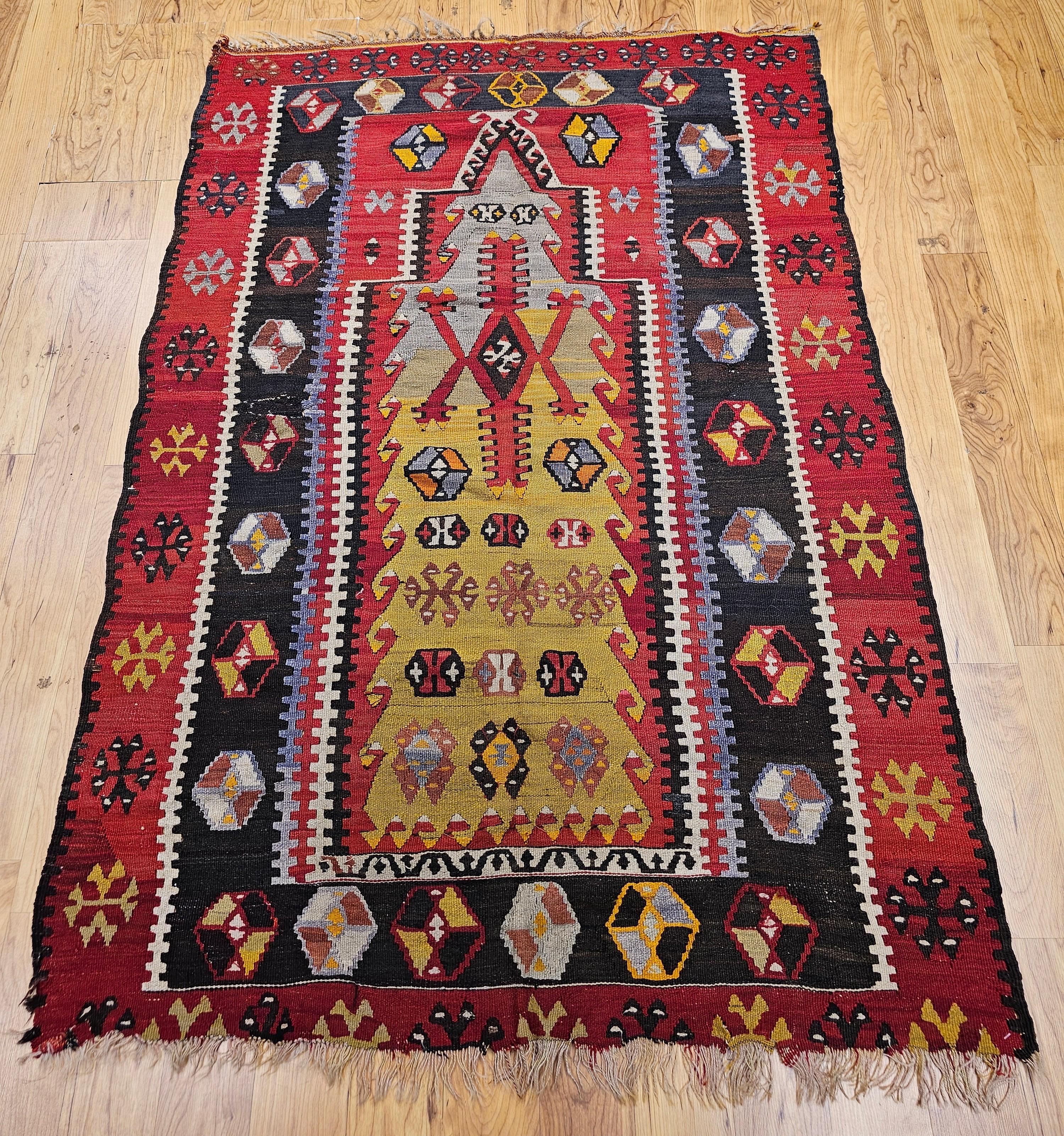 Türkischer Kilim-Teppich mit Gebetsmuster in blassgrün, gelb und schwarz im Angebot 8