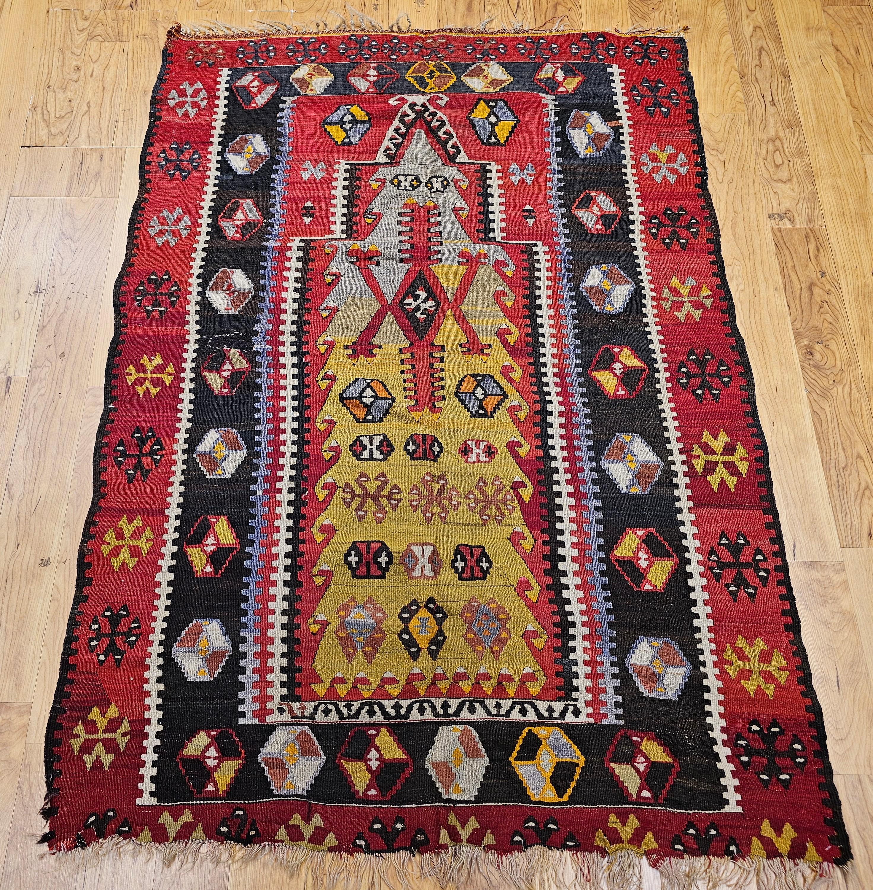 Ein wunderschöner anatolischer Kelim mit Gebetsteppichmuster aus den frühen 1900er Jahren in den Farben Grün, Gelb, Rot und Schwarz mit Ausschlag. Das schöne Grün in der Mihrab (Gebetsnische) dieses antiken türkischen Kelims trägt zur