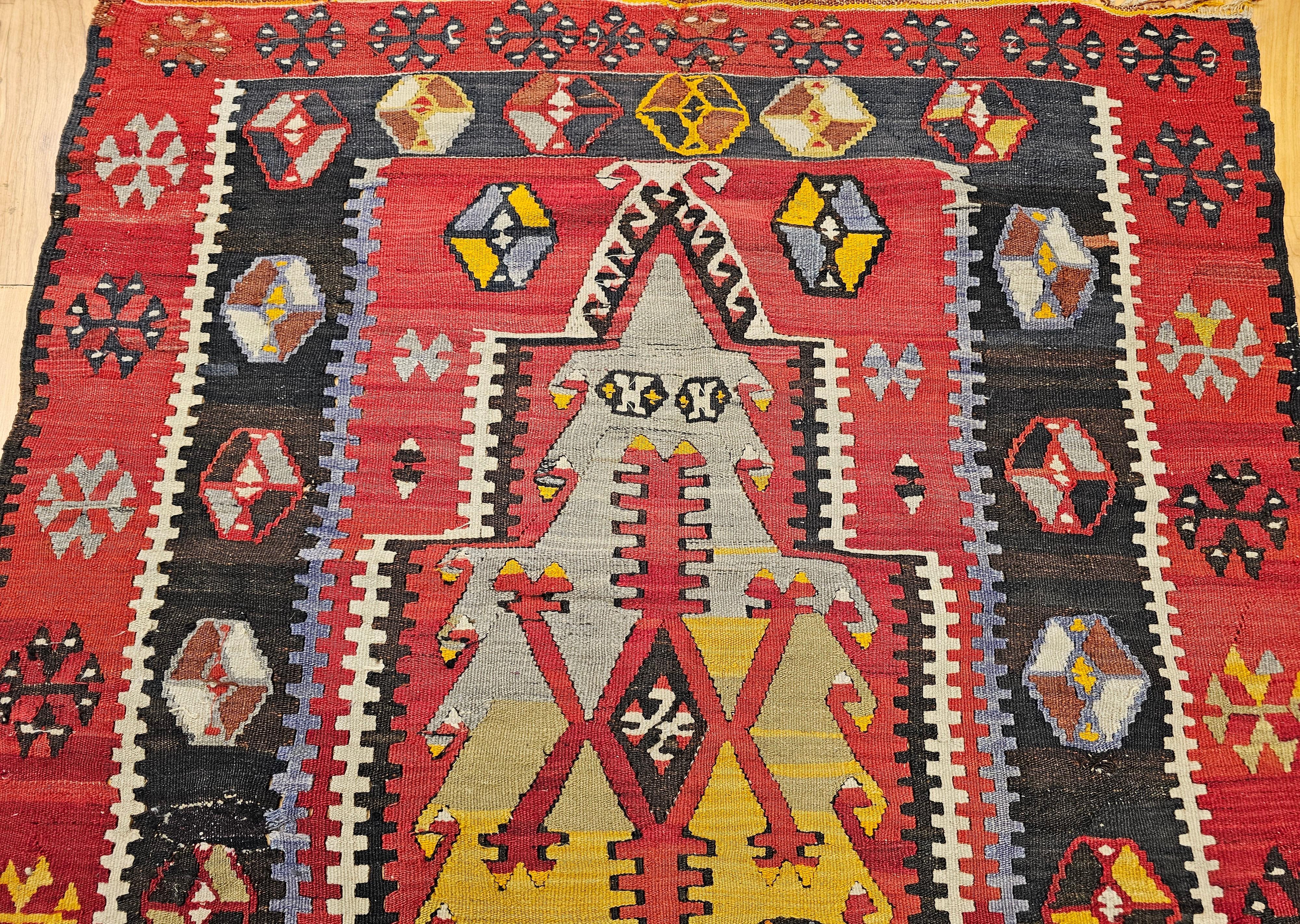 Türkischer Kilim-Teppich mit Gebetsmuster in blassgrün, gelb und schwarz (Pflanzlich gefärbt) im Angebot