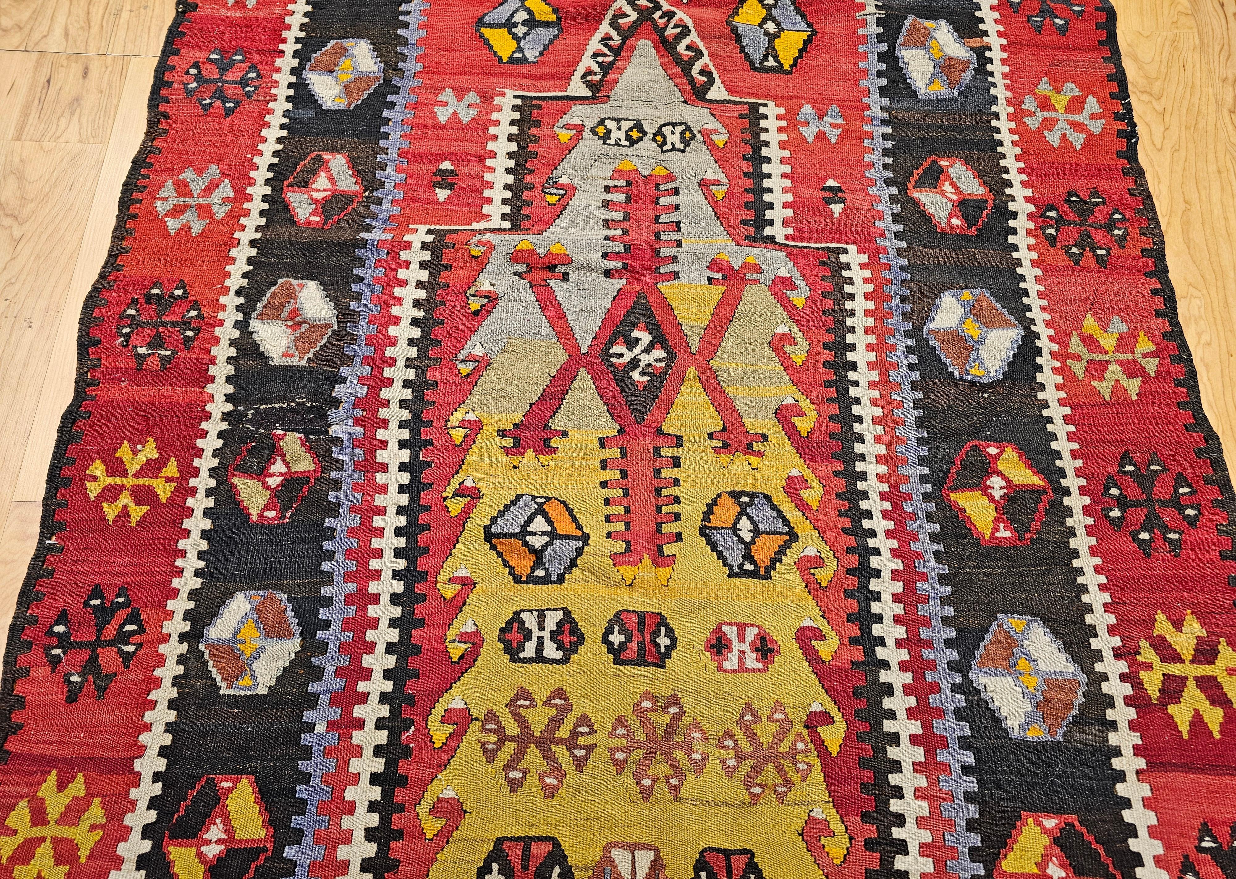 Türkischer Kilim-Teppich mit Gebetsmuster in blassgrün, gelb und schwarz im Zustand „Gut“ im Angebot in Barrington, IL