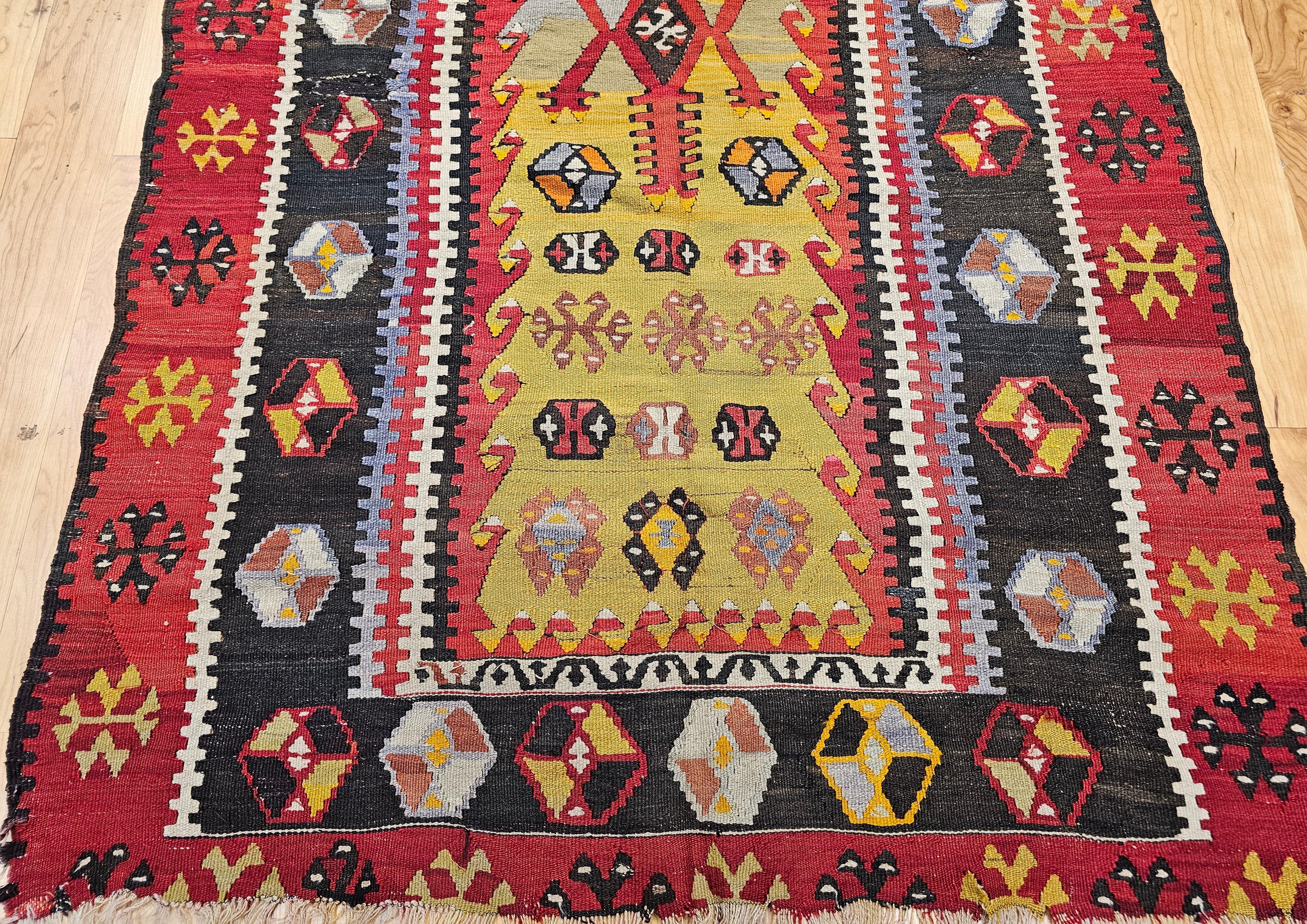 Türkischer Kilim-Teppich mit Gebetsmuster in blassgrün, gelb und schwarz (20. Jahrhundert) im Angebot