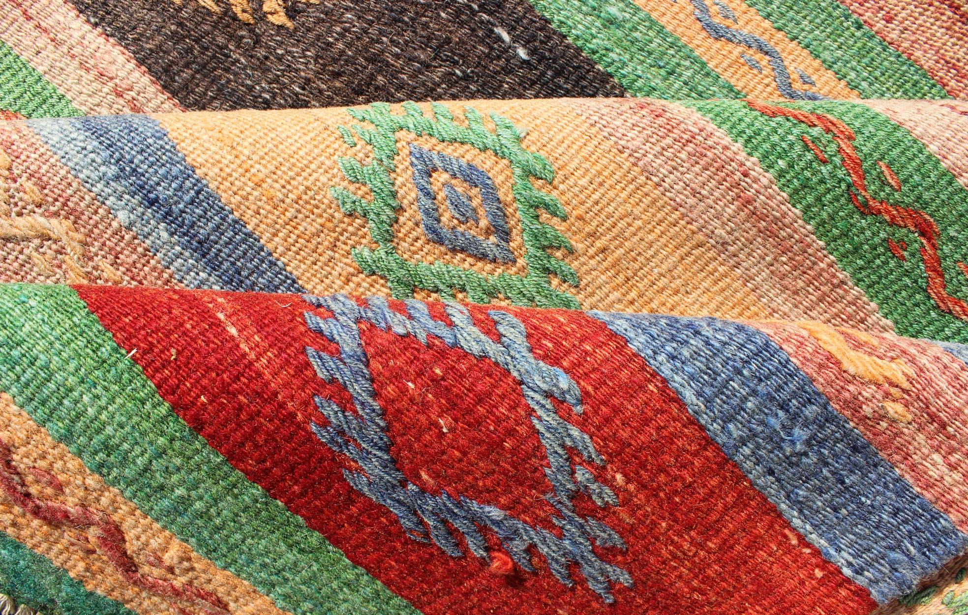 Türkischer Kelim-Teppich mit buntem geometrischem Streifenmuster, Vintage (Handgeknüpft) im Angebot