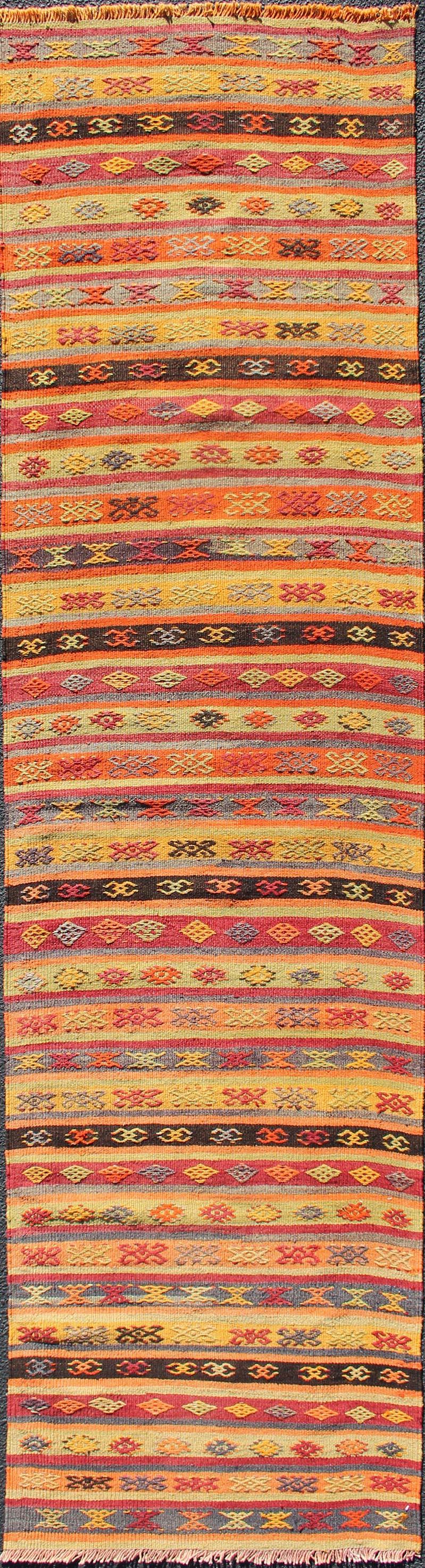 Türkischer Kelim-Läufer mit bunten Streifen und Stammesmotiven, Vintage (Handgewebt) im Angebot