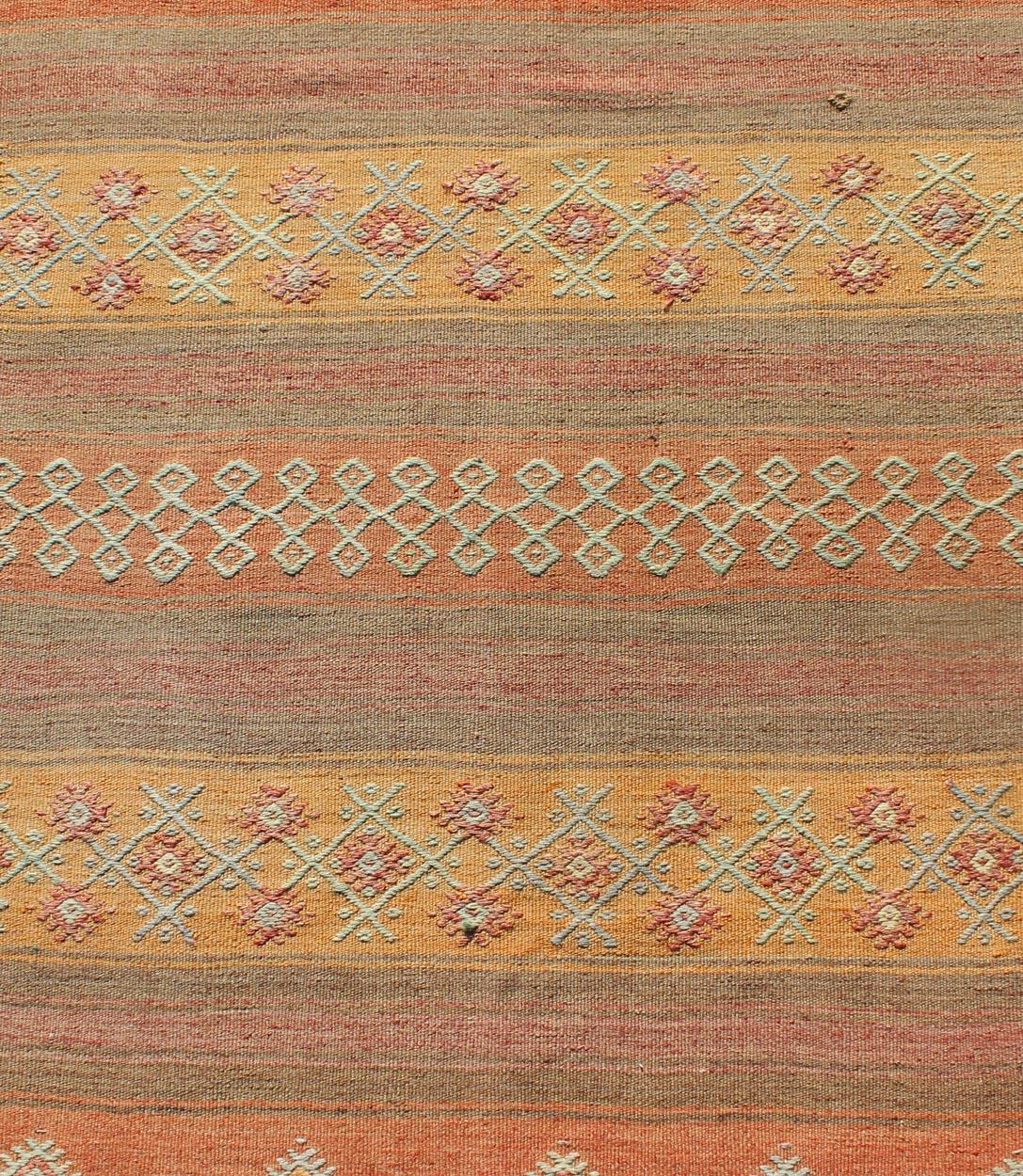 Türkischer Kelim-Läufer mit bunten Streifen und Stammesmotiven, Vintage  (20. Jahrhundert) im Angebot