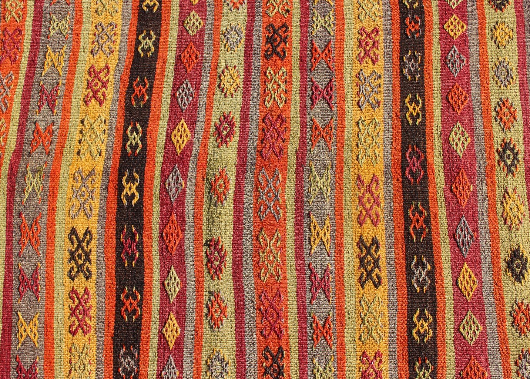 Türkischer Kelim-Läufer mit bunten Streifen und Stammesmotiven, Vintage (20. Jahrhundert) im Angebot
