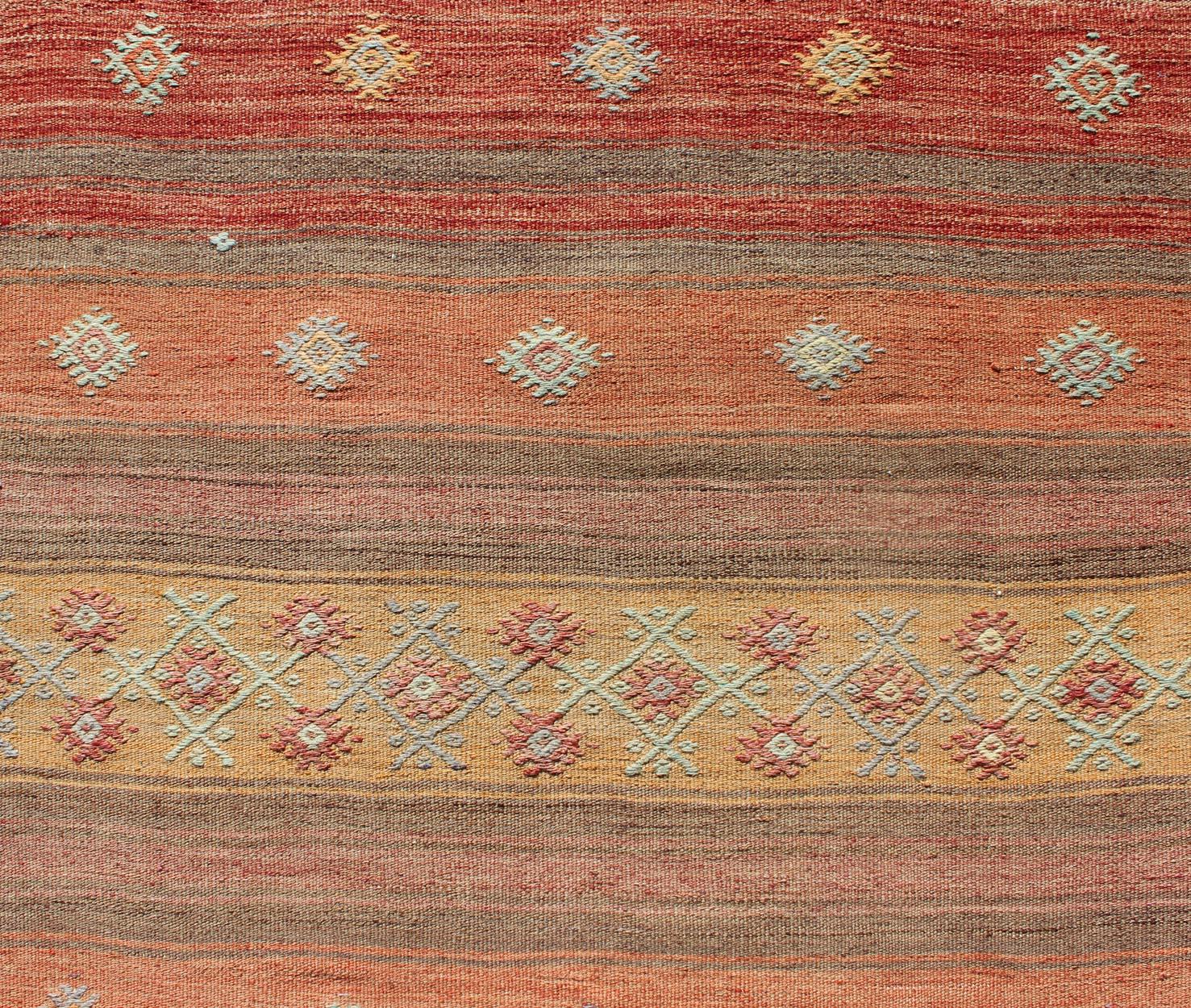 Türkischer Kelim-Läufer mit bunten Streifen und Stammesmotiven, Vintage  (Wolle) im Angebot