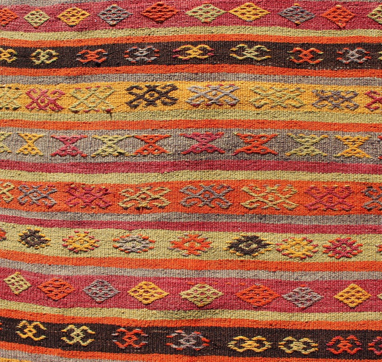 Türkischer Kelim-Läufer mit bunten Streifen und Stammesmotiven, Vintage (Wolle) im Angebot