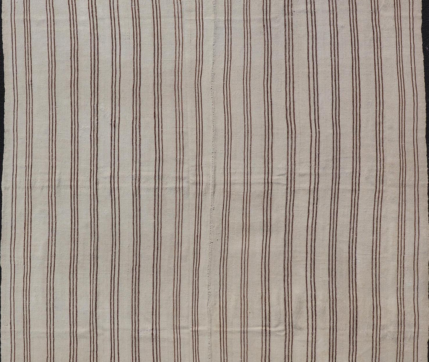 Misure: 7'2 x 9'3 
Kilim turco vintage a trama piatta nei toni neutri del crema e delle strisce marroni. Keivan Woven Arts /rug#EN-13183, Paese d'origine/tipo: Turchia / Kilim 1950

Kilim neutro vintage tessuto a mano a trama piatta. Questo kilim