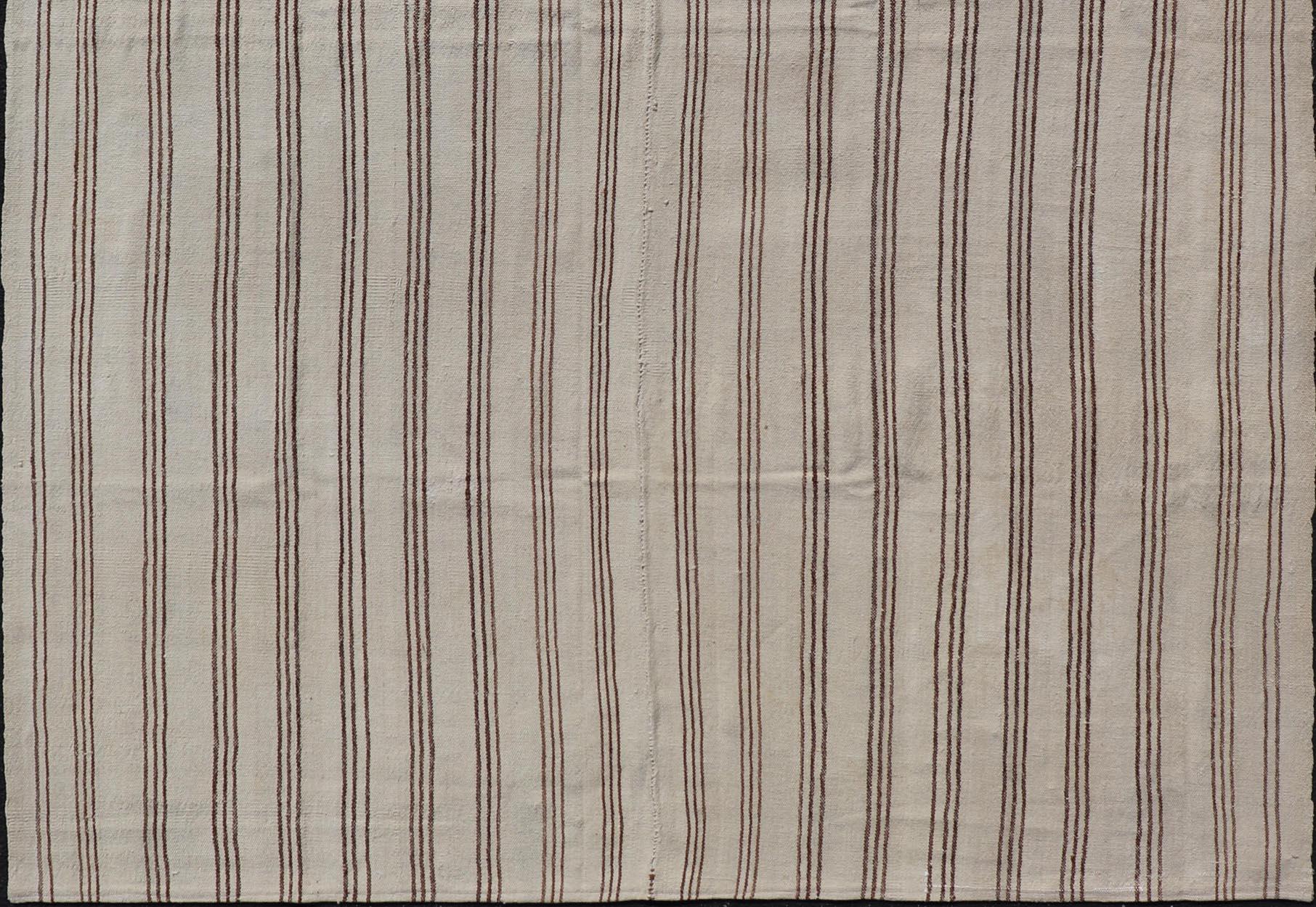 Turco Kilim turco vintage a trama piatta nei toni neutri del crema e del marrone a strisce in vendita