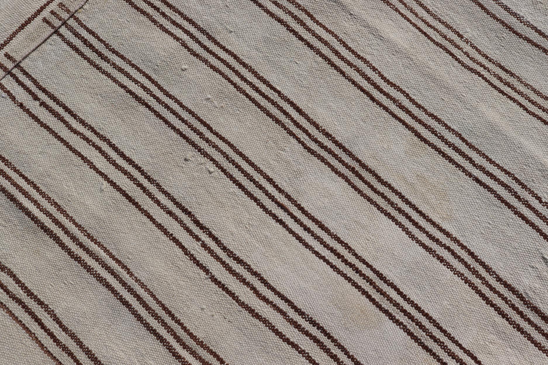 Annodato a mano Kilim turco vintage a trama piatta nei toni neutri del crema e del marrone a strisce in vendita