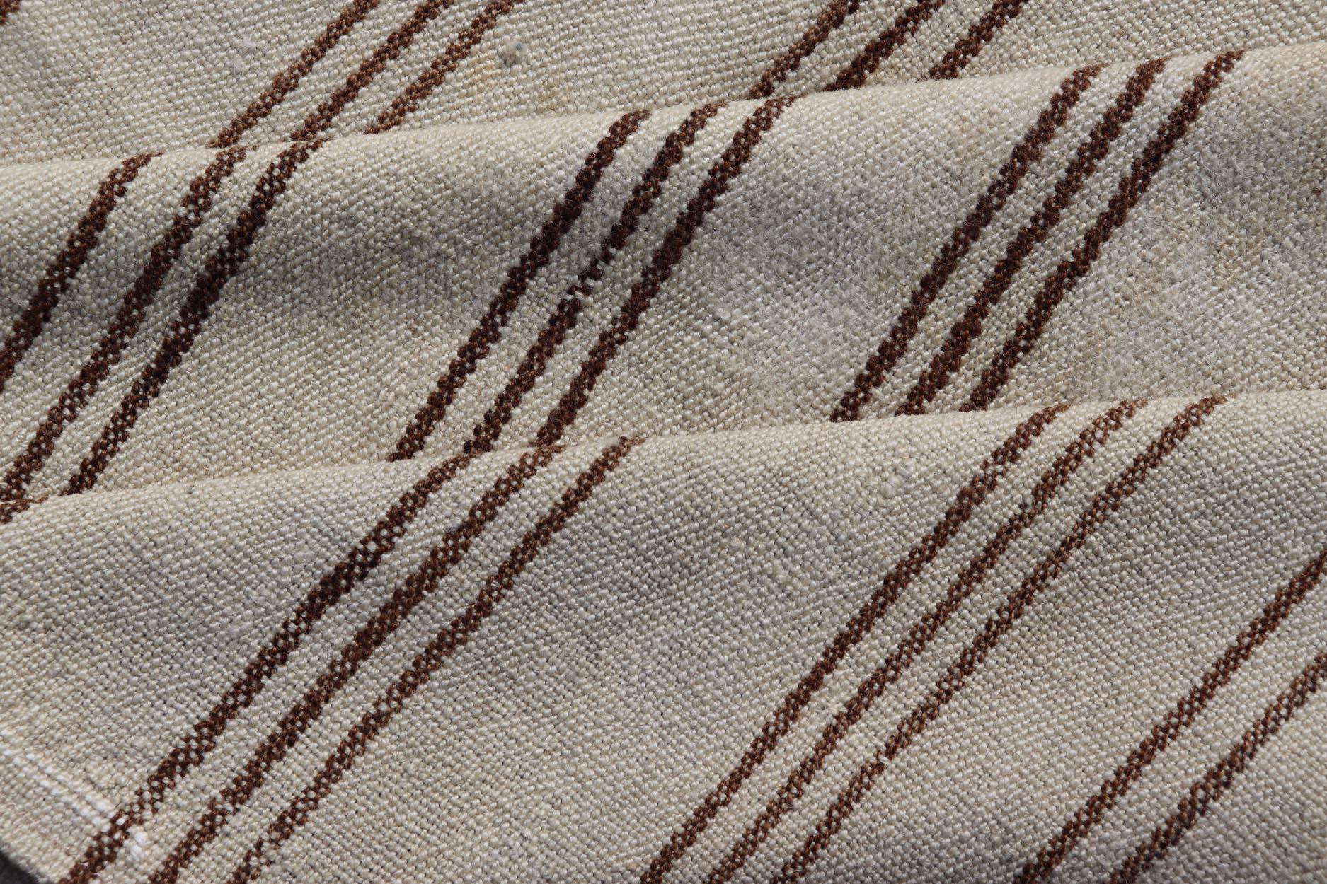 Kilim turco vintage a trama piatta nei toni neutri del crema e del marrone a strisce In condizioni buone in vendita a Atlanta, GA