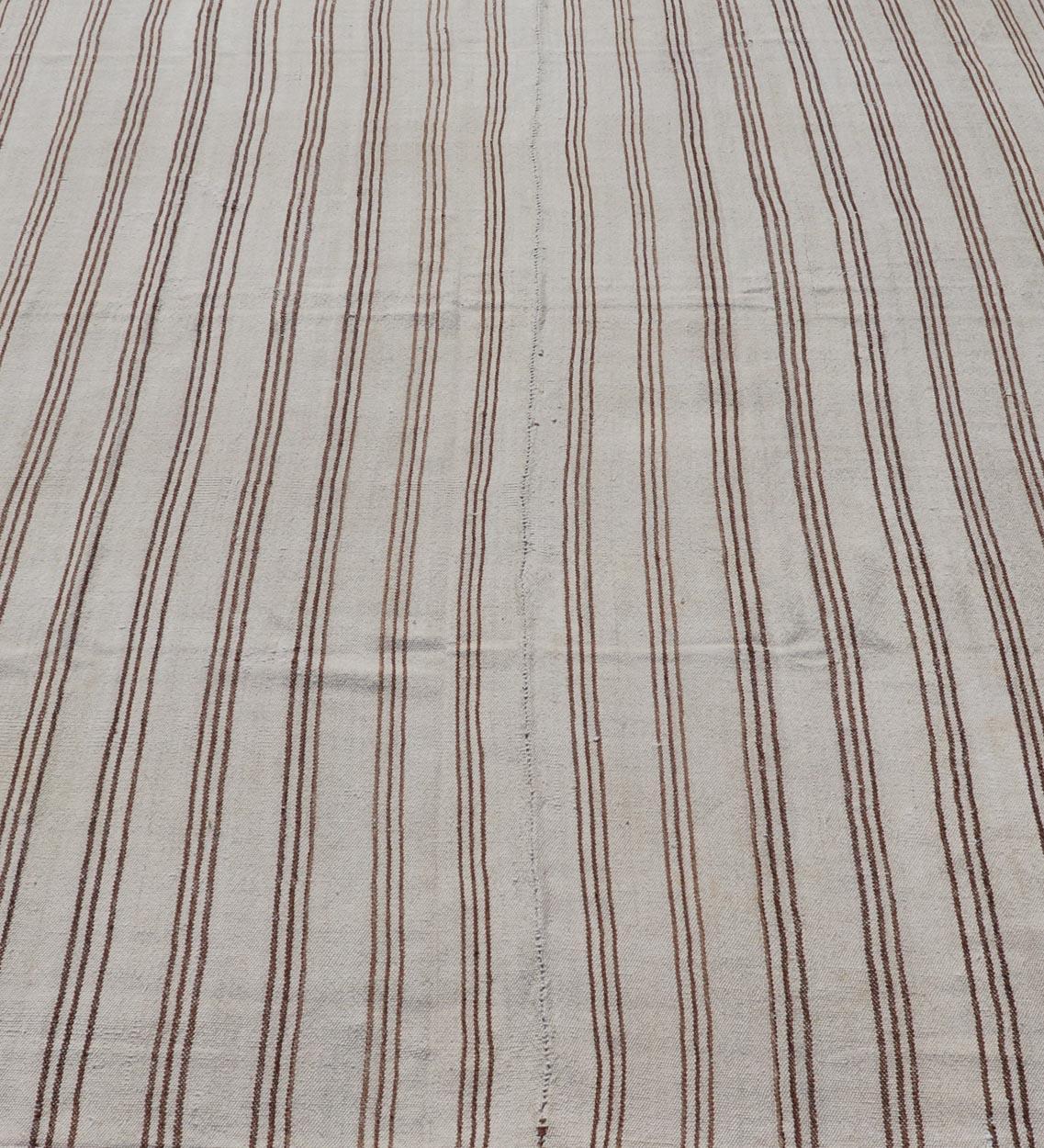 XX secolo Kilim turco vintage a trama piatta nei toni neutri del crema e del marrone a strisce in vendita