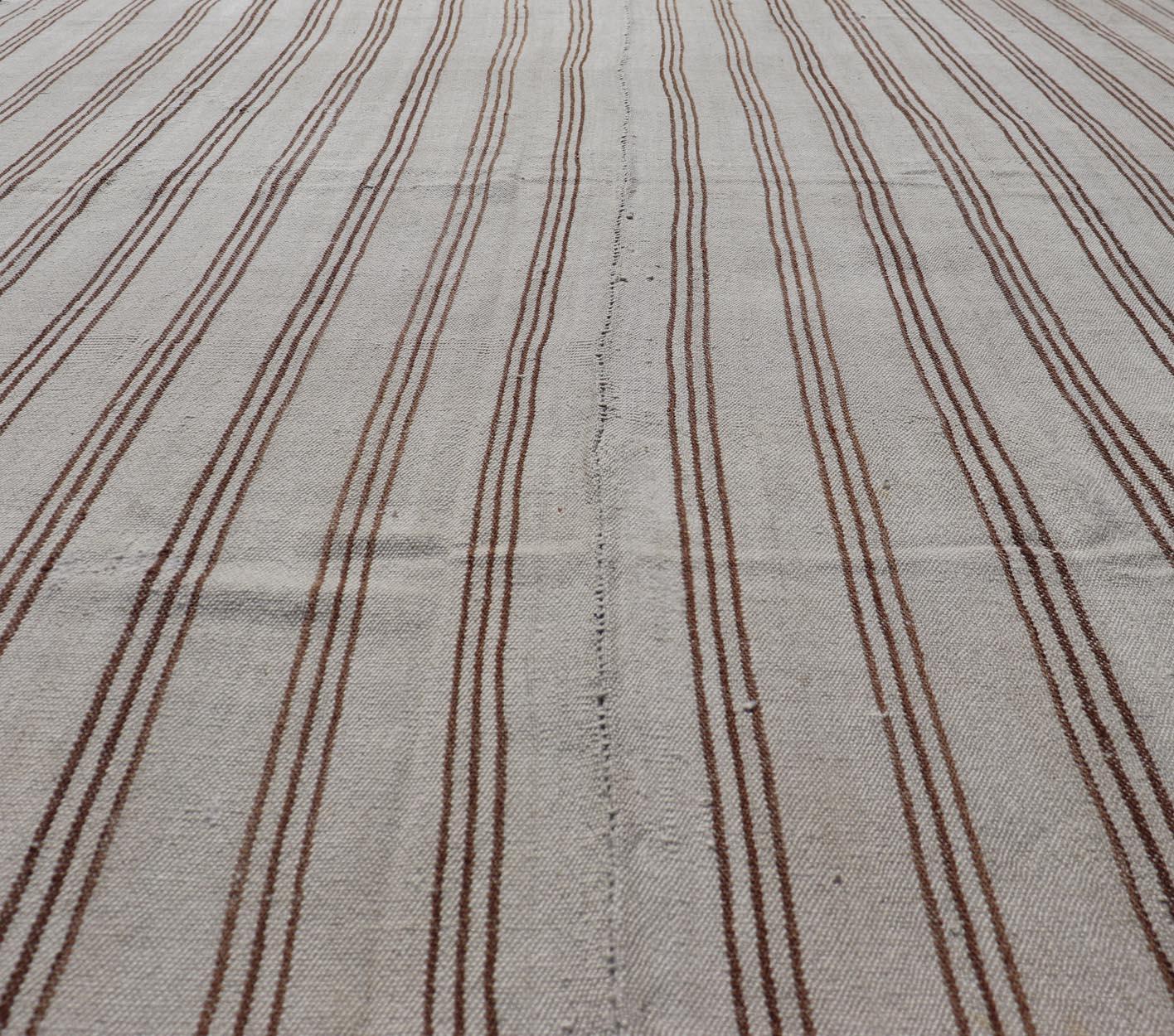 Lana Kilim turco vintage a trama piatta nei toni neutri del crema e del marrone a strisce in vendita