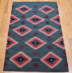 Südwestlicher Kilim-Teppich in den Farben Grün, Rot und Elfenbein im Vintage-Stil