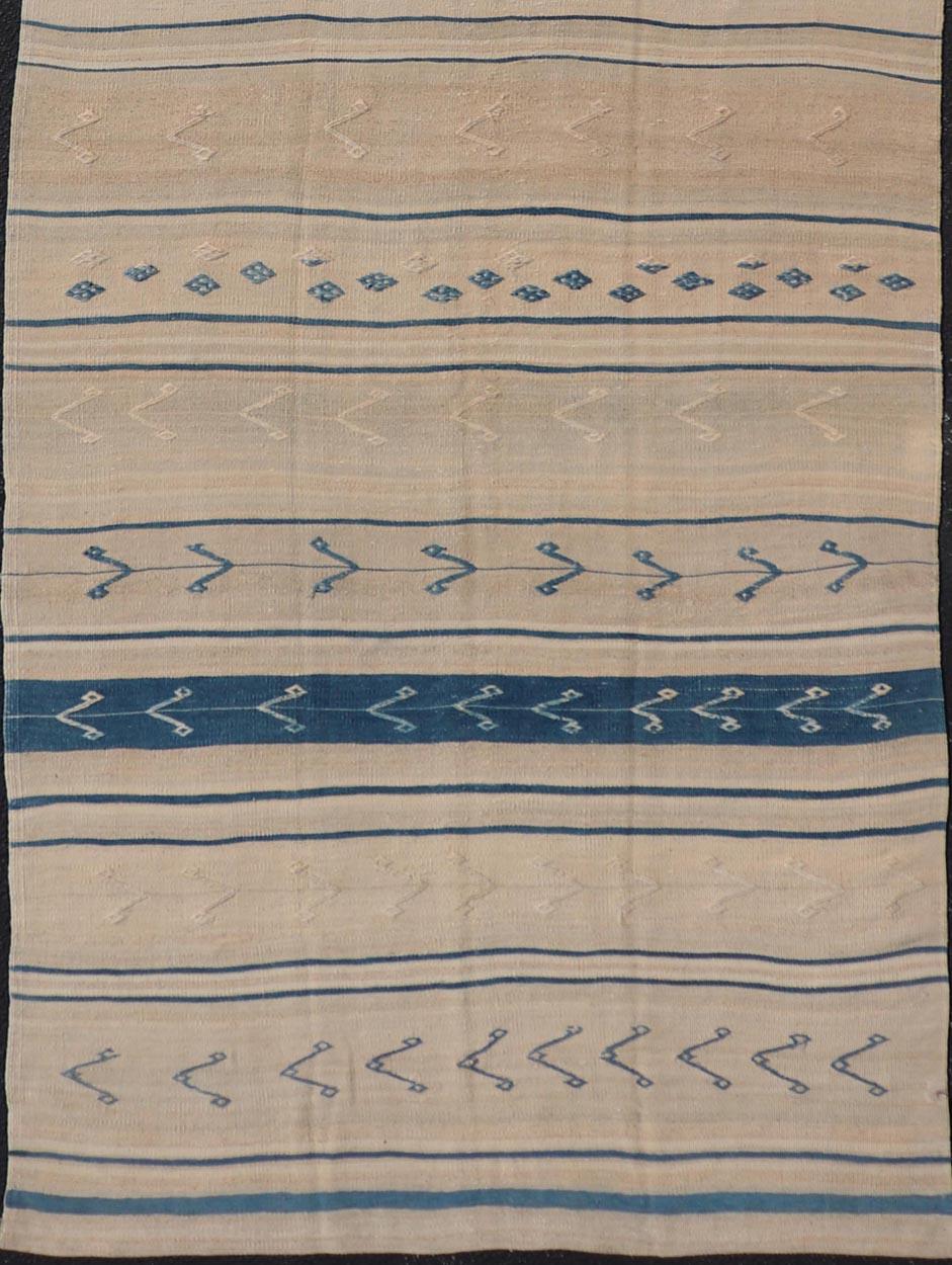 Vintage Turkish Kilim Gallery Teppich in Creme und Ozean Blau 4'9